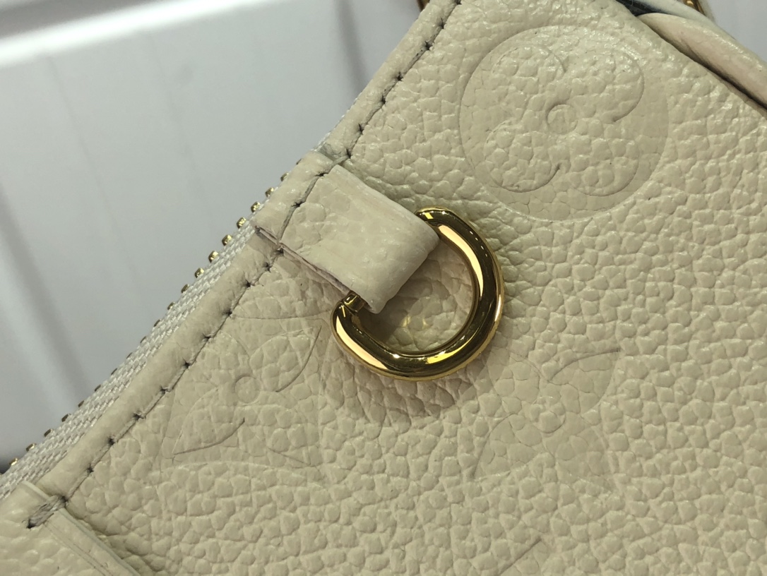 l0*is V*t0n easy pouch on strap-19x11.5x3cm