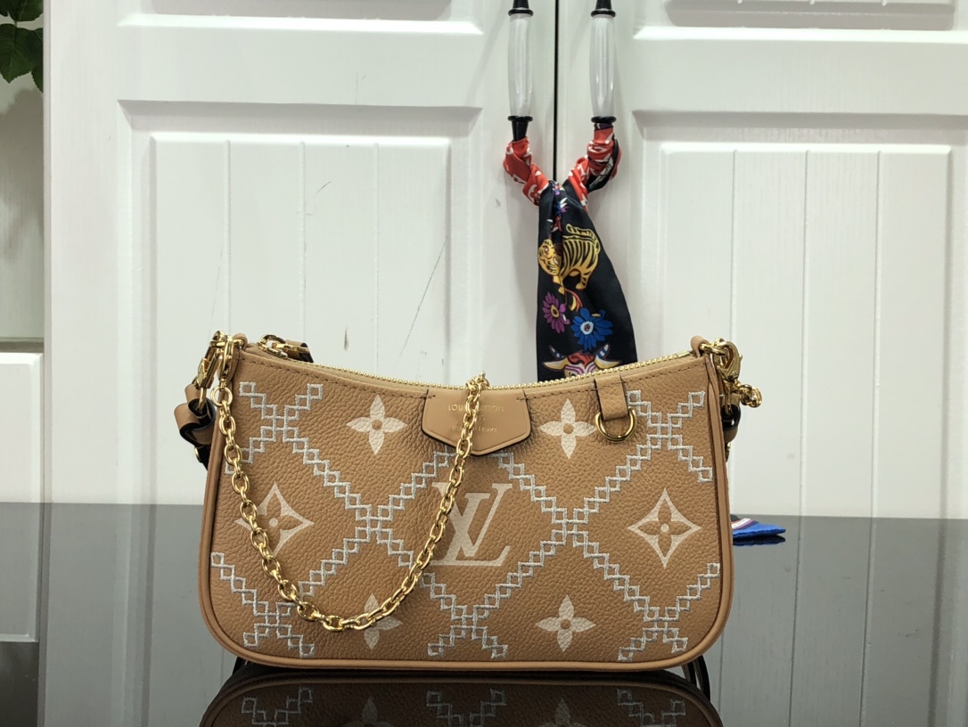 l0*is V*t0n easy pouch on strap-19x11.5x3cm