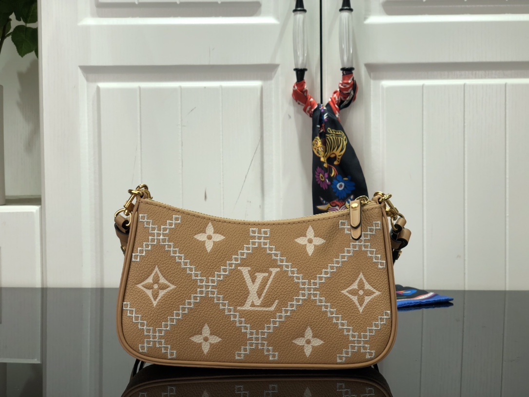 l0*is V*t0n easy pouch on strap-19x11.5x3cm