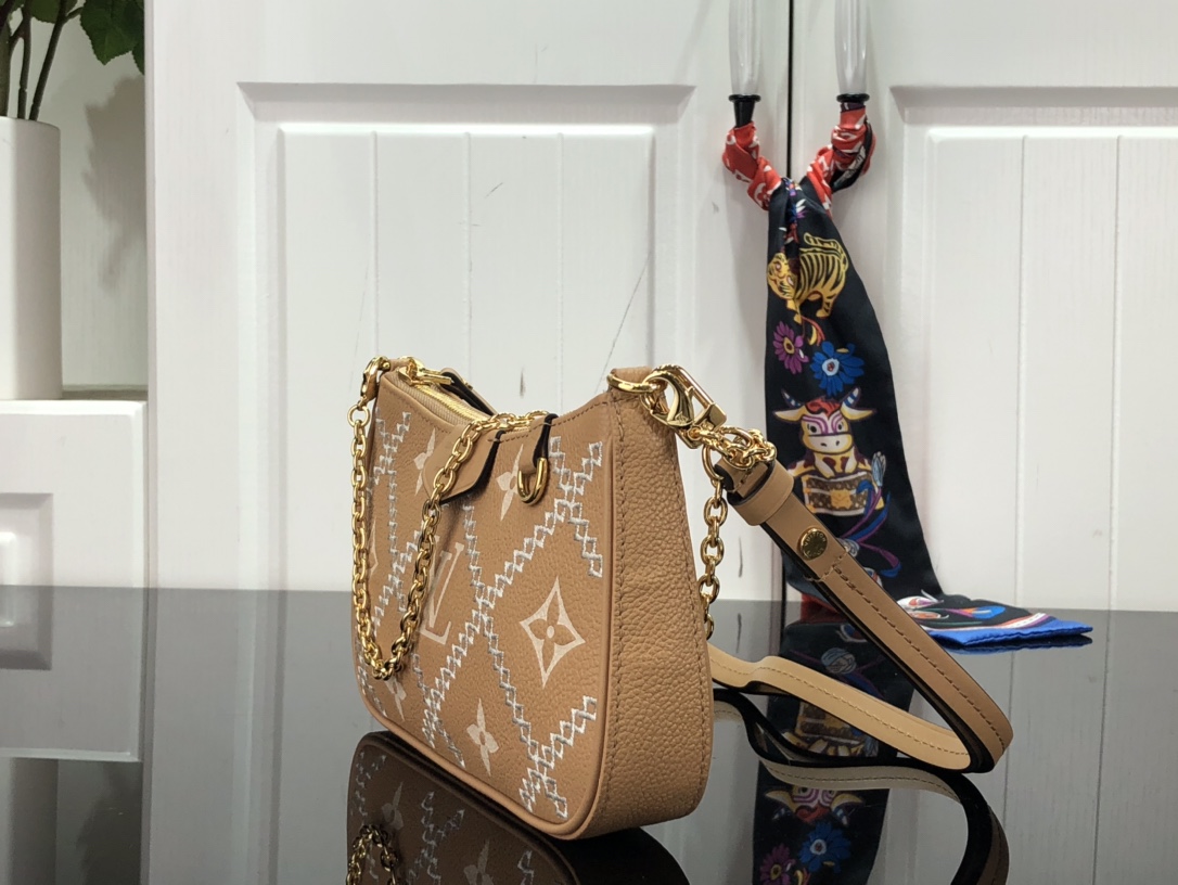 l0*is V*t0n easy pouch on strap-19x11.5x3cm