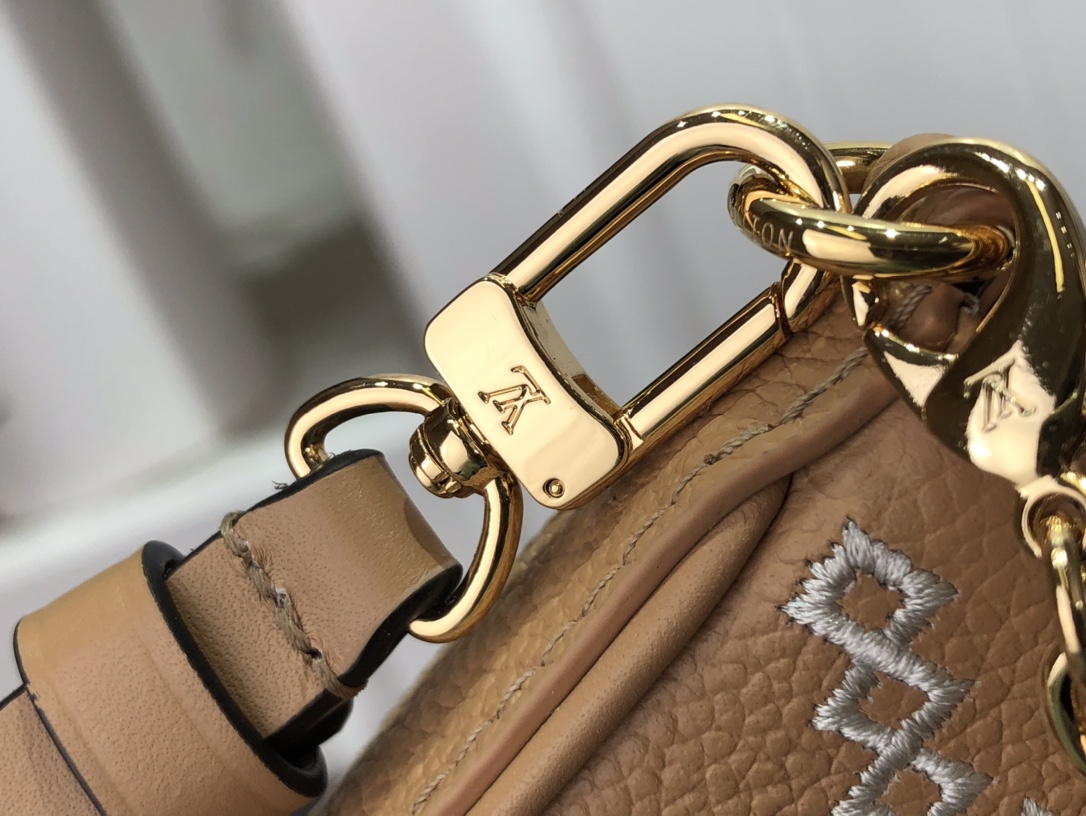 l0*is V*t0n easy pouch on strap-19x11.5x3cm