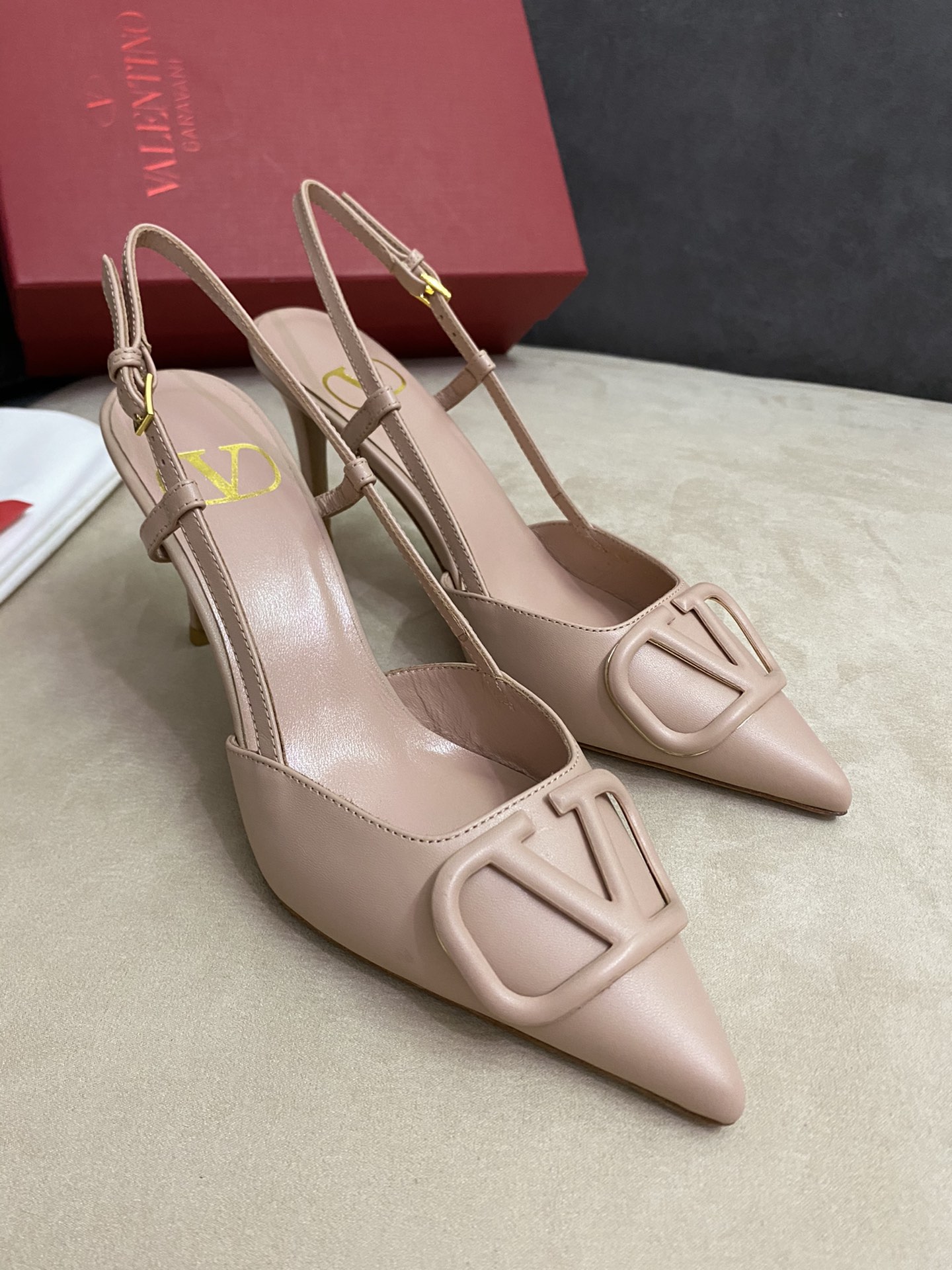 Va1e*ntin0 heels