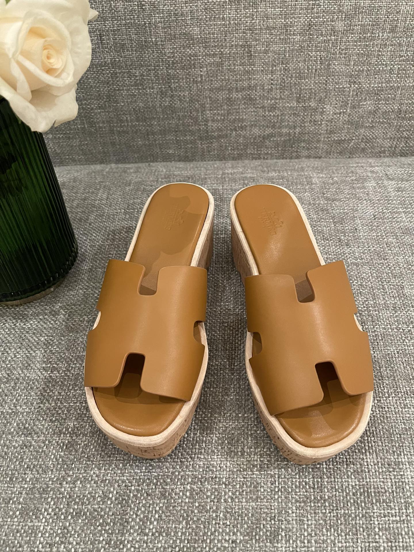 H**mes slippers