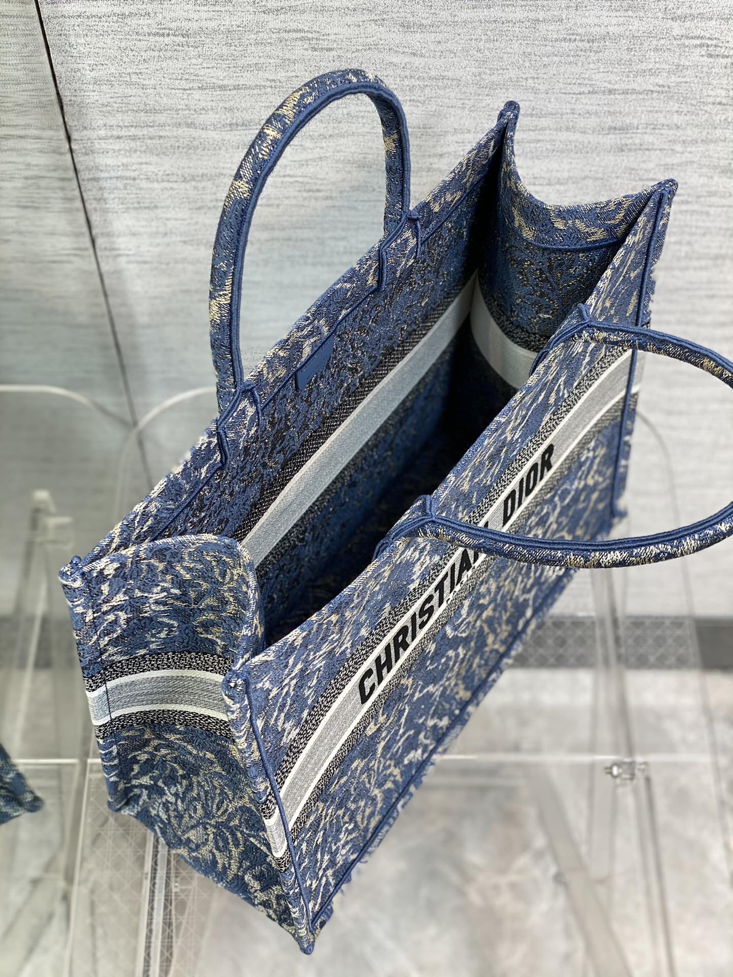 D*or book tote