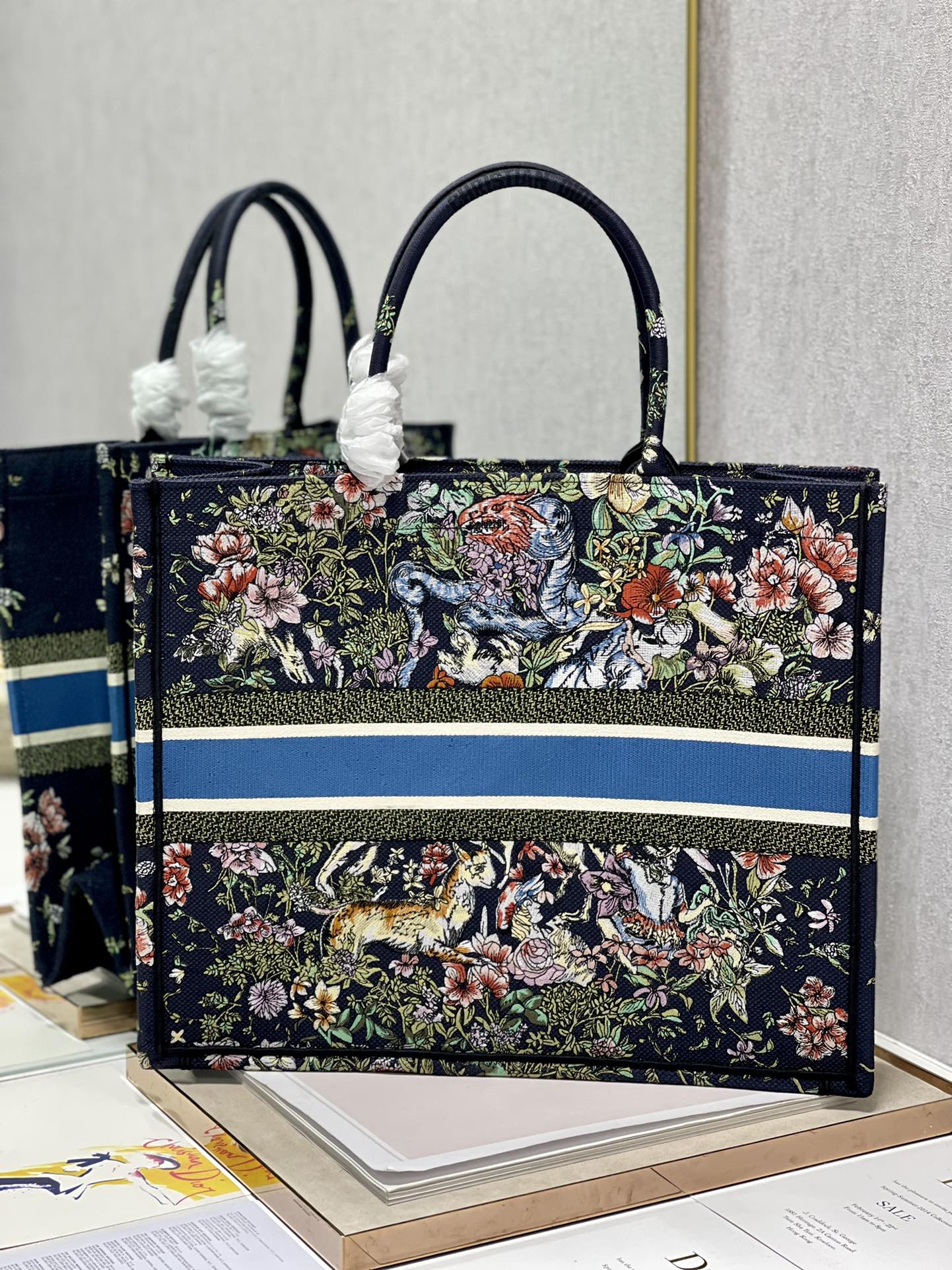 D*or book tote