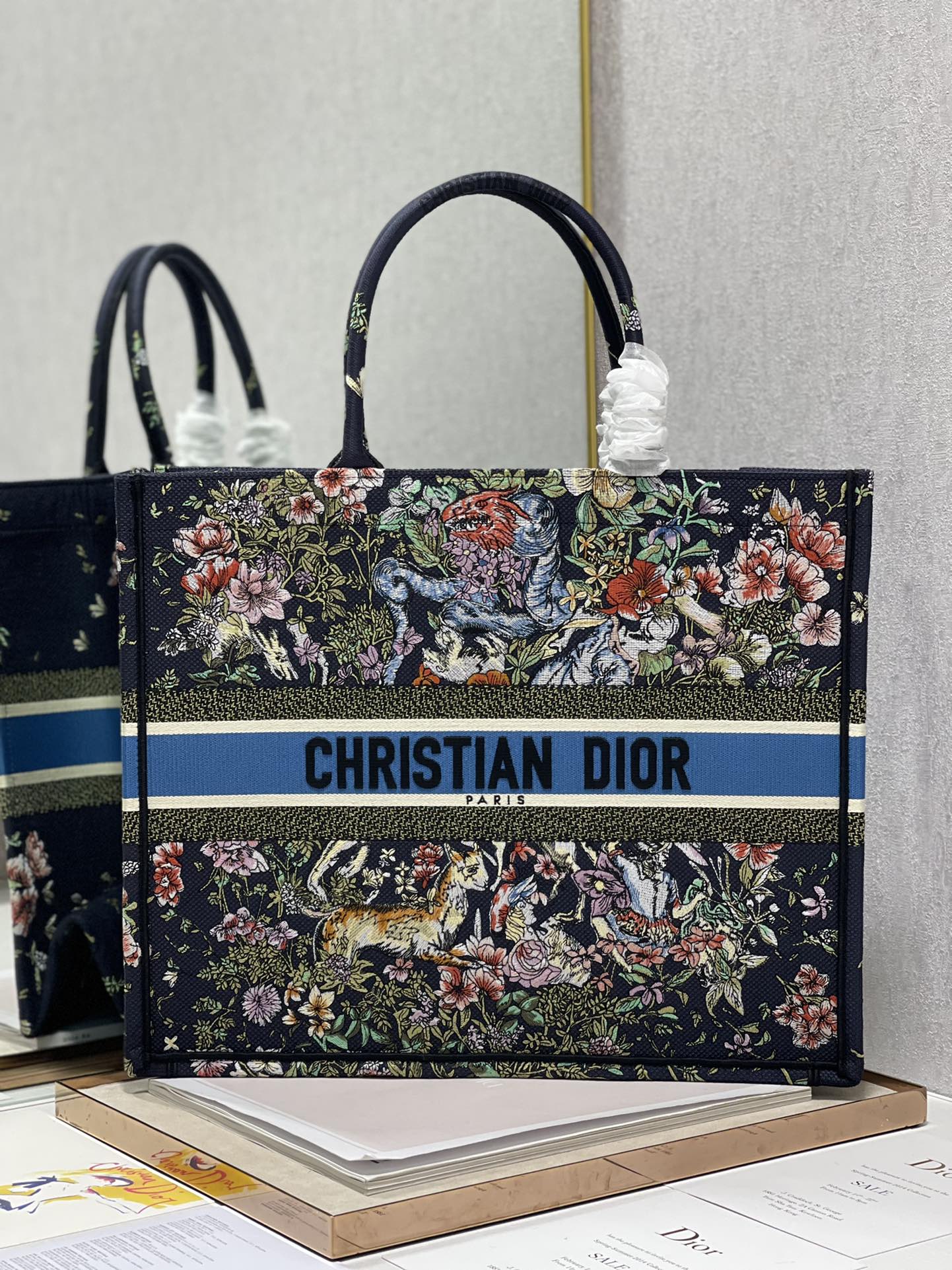 D*or book tote