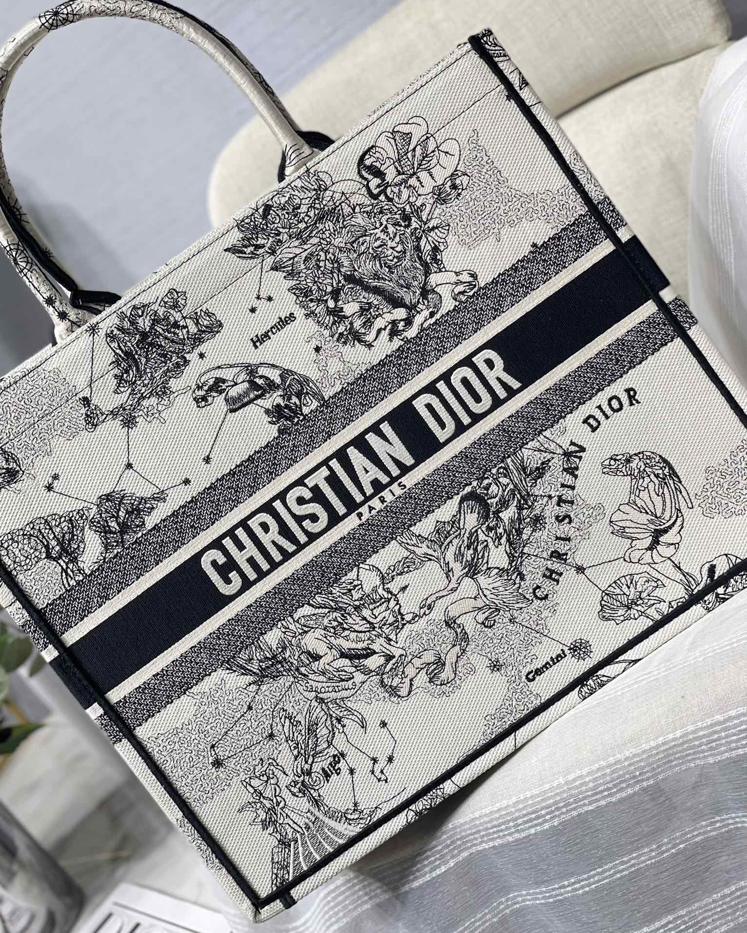 D*or small book tote