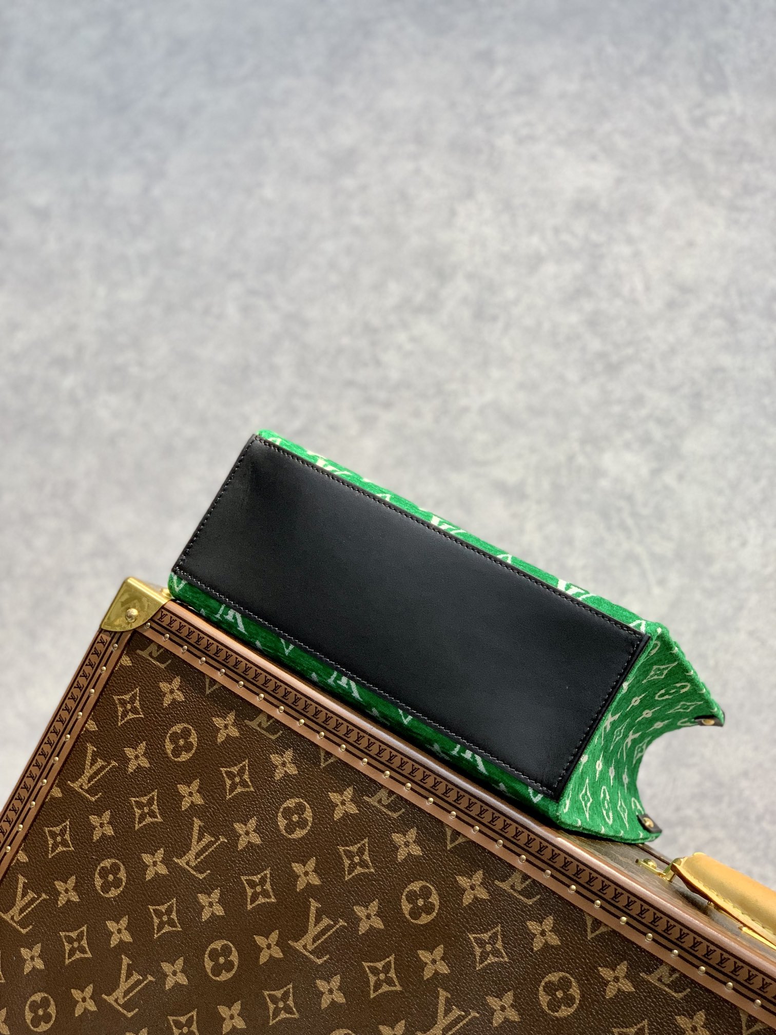 l0*is V*t0n onthego handbag-25*19*11.5 cm