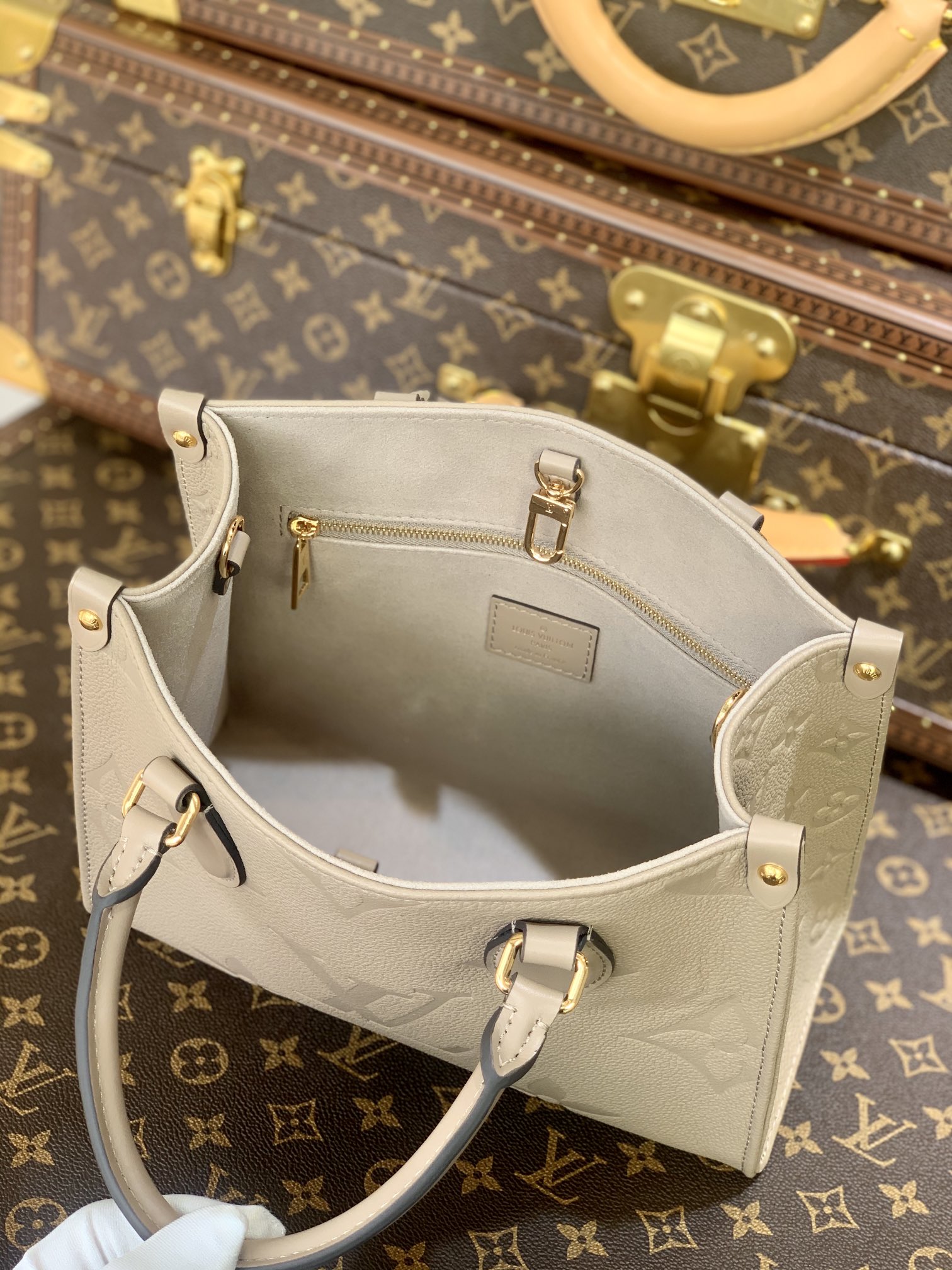 l0*is V*t0n onthego handbag-28*11*19cm