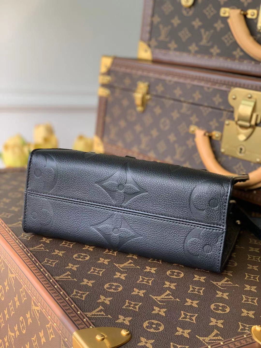 l0*is V*t0n onthego handbag-28*11*19cm