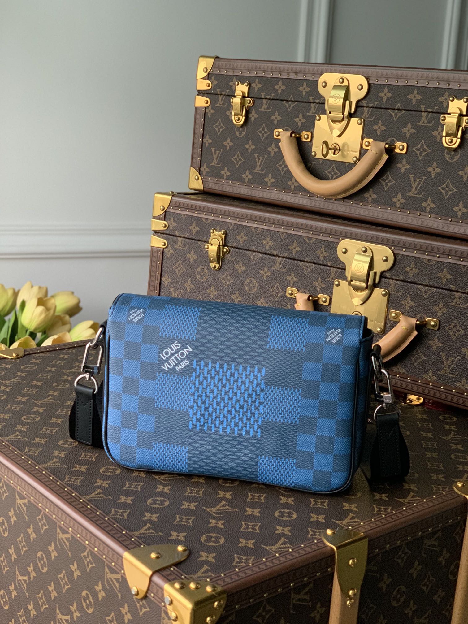 l0*is V*t0n studio messenger bag-23.5* 14*5 cm