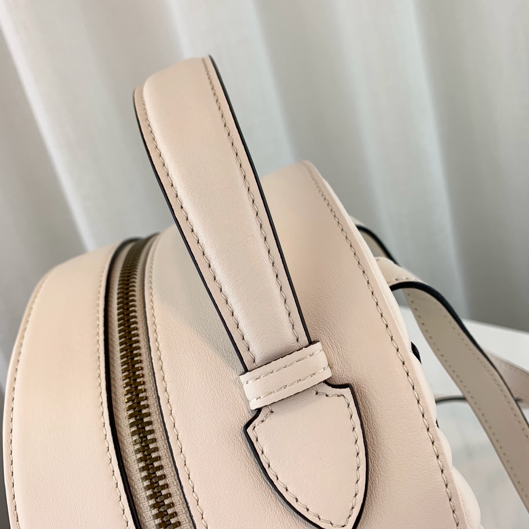 G*u*i backpack-22.5x26x11cm