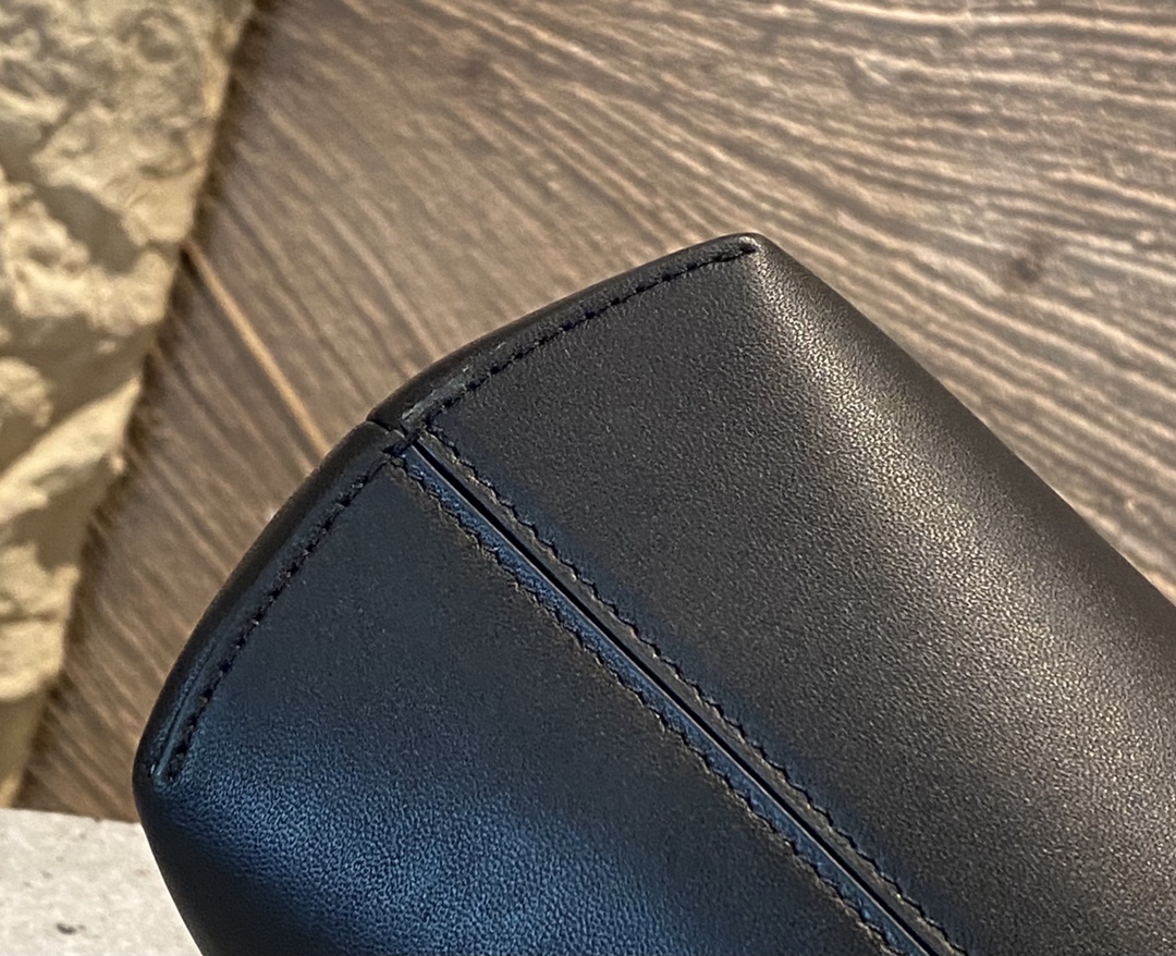 F**di first bag-26*18*9.5/32.5*23.5*15cm(black)