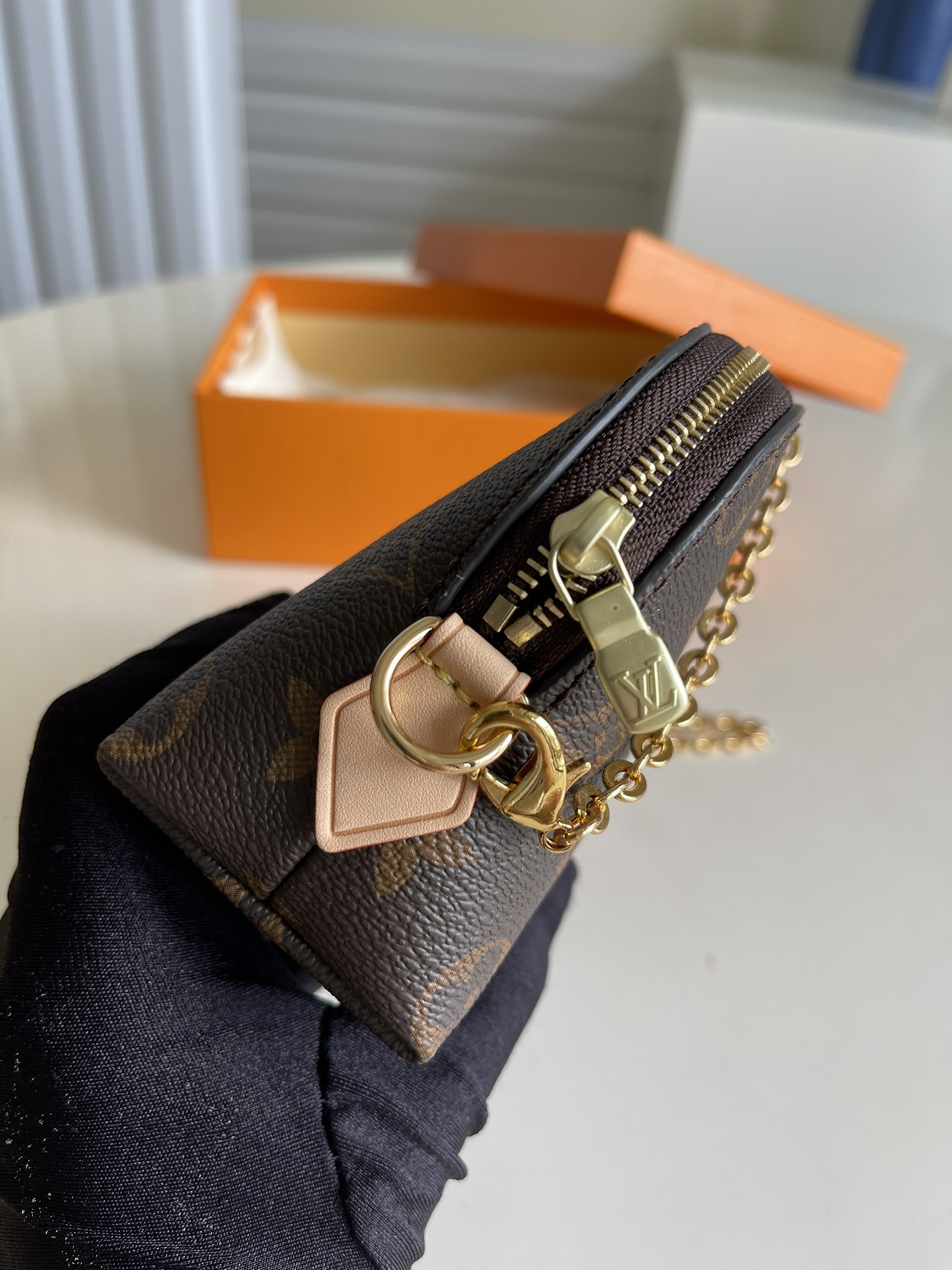 l0*is V*t0n cosmetic bag-17*12*6cm