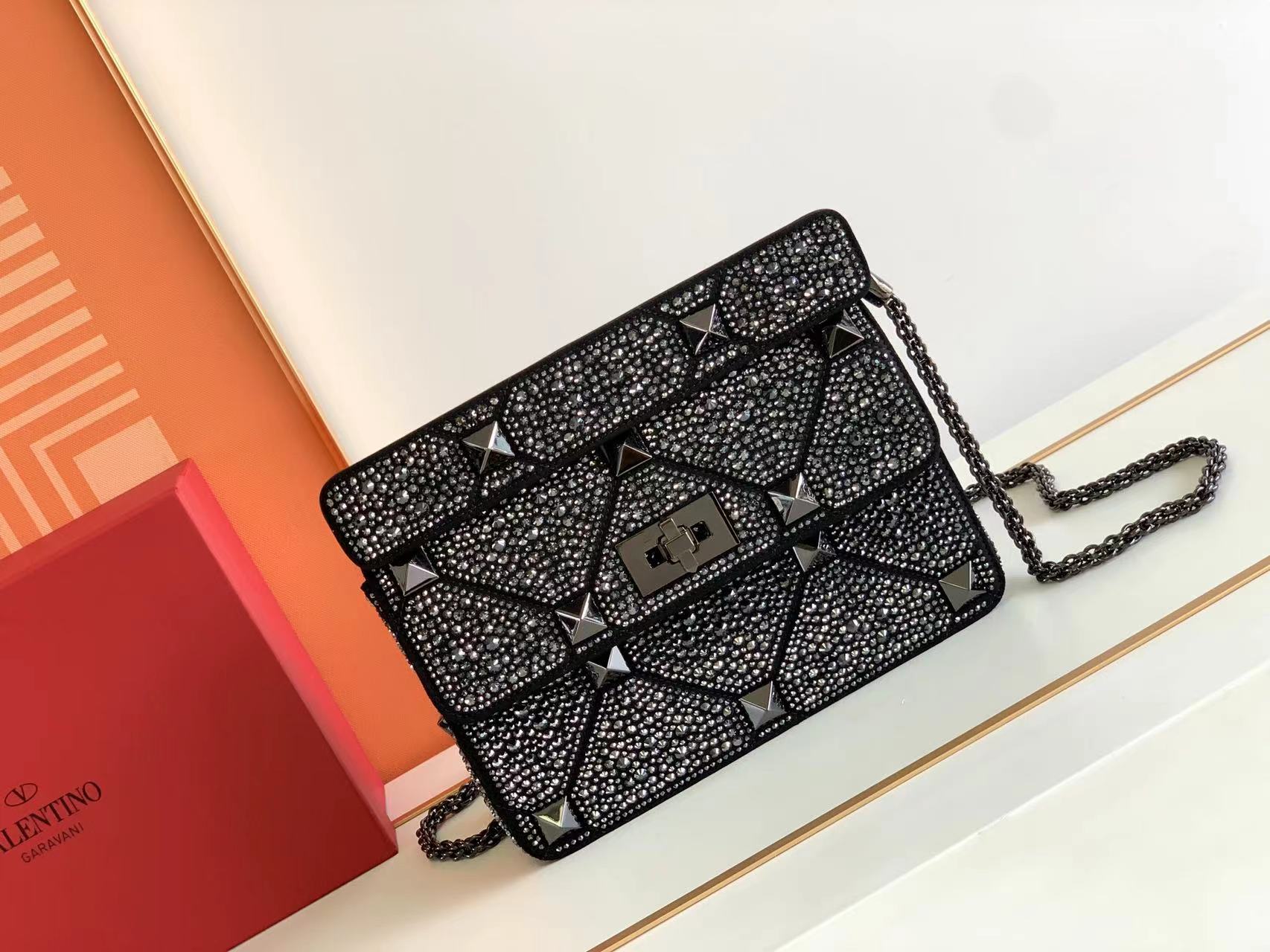 Va1e*ntin0 roman stud the soulder bag in nappa with chain-26x16x8cm