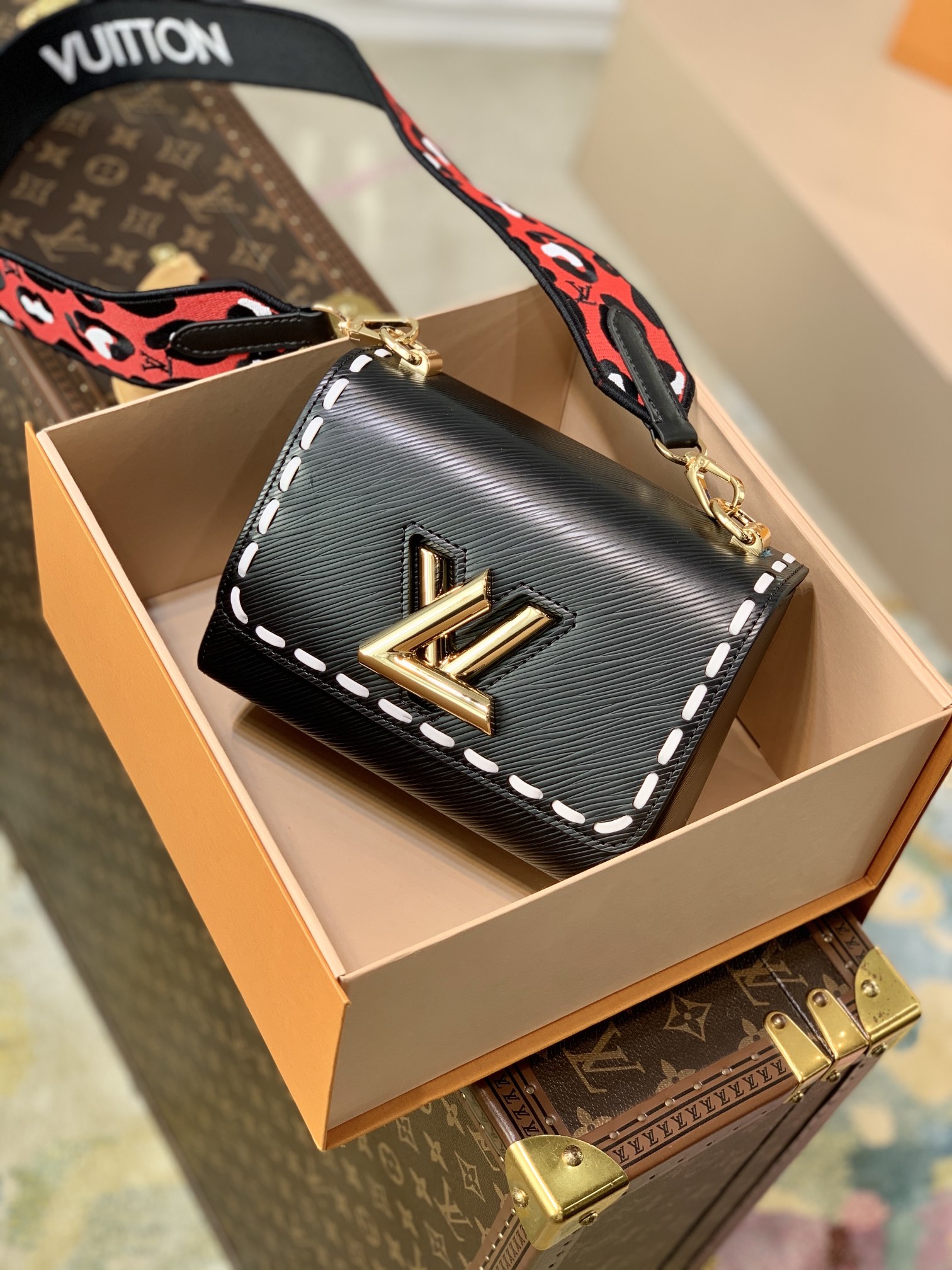 l0*is V*t0n wild at heart twist mm-23*17*9.5cm