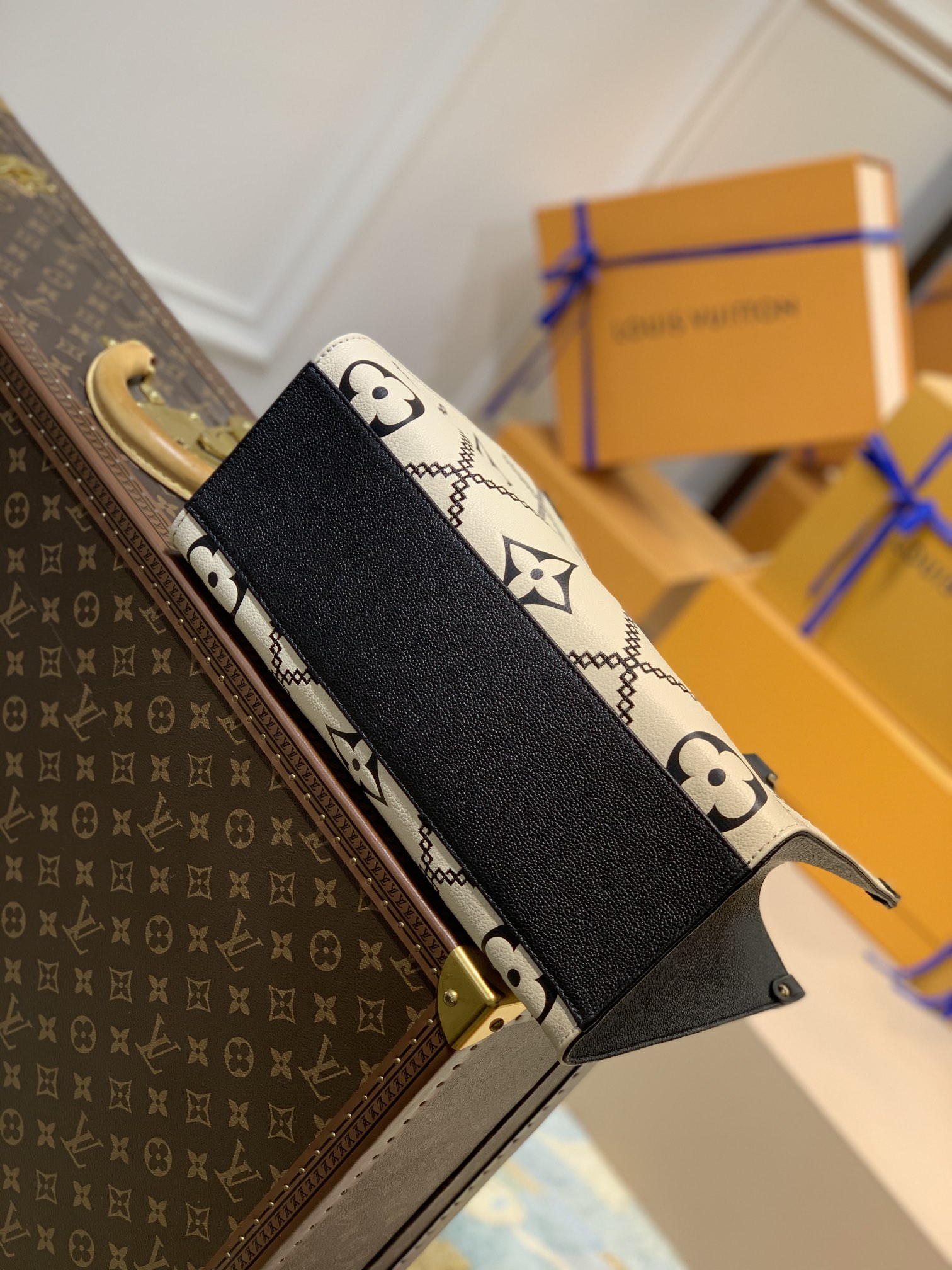 l0*is V*t0n by the pooll onthego handbag-35*27*14cm