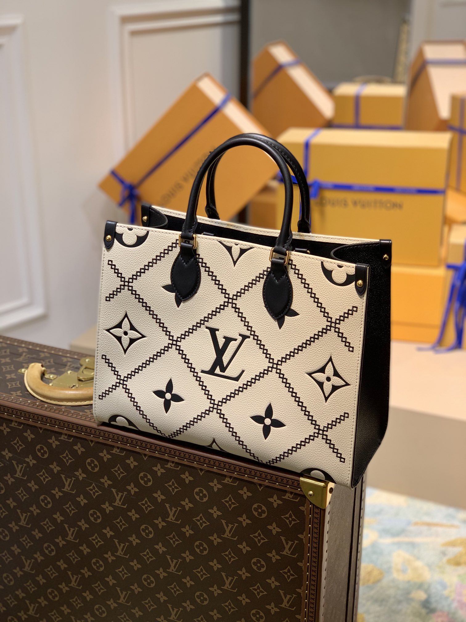 l0*is V*t0n by the pooll onthego handbag-35*27*14cm