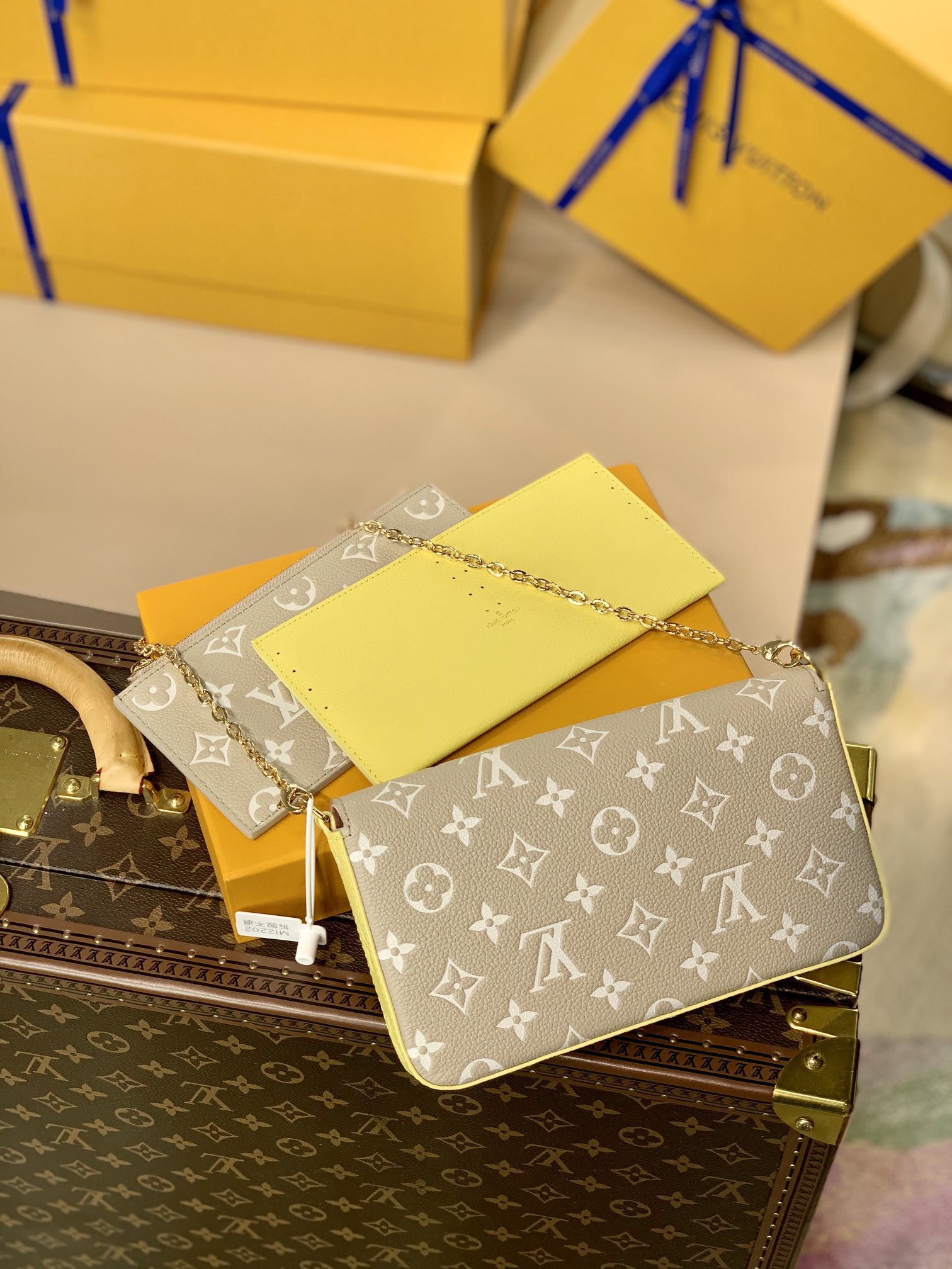 l0*is V*t0n spring in the city pochette félicie wallet -21*12*3cm