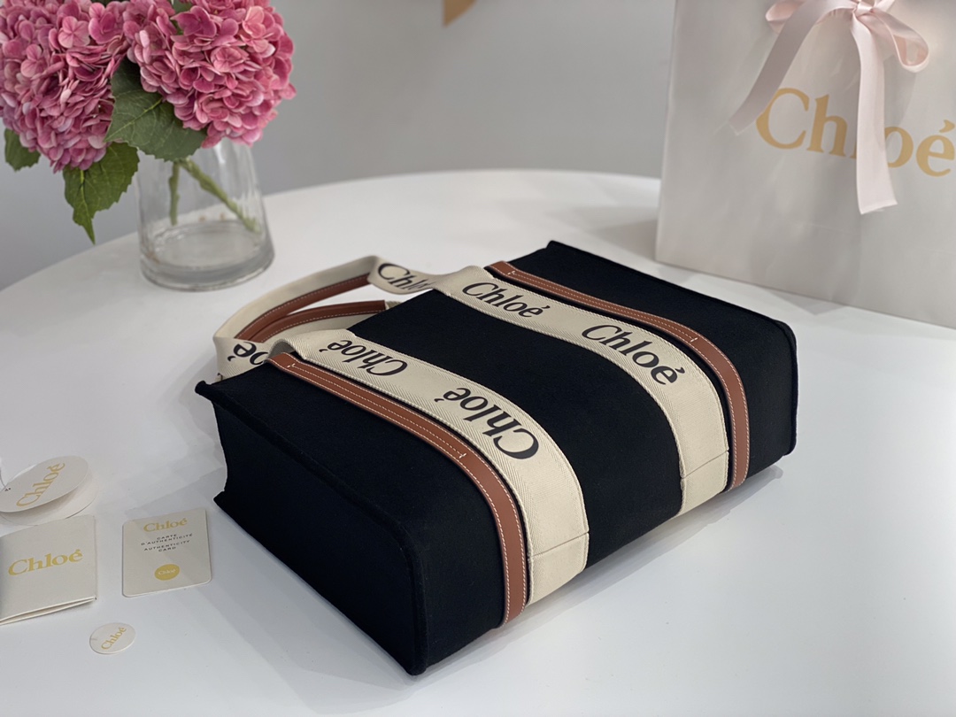 Ch10e woody tote bag