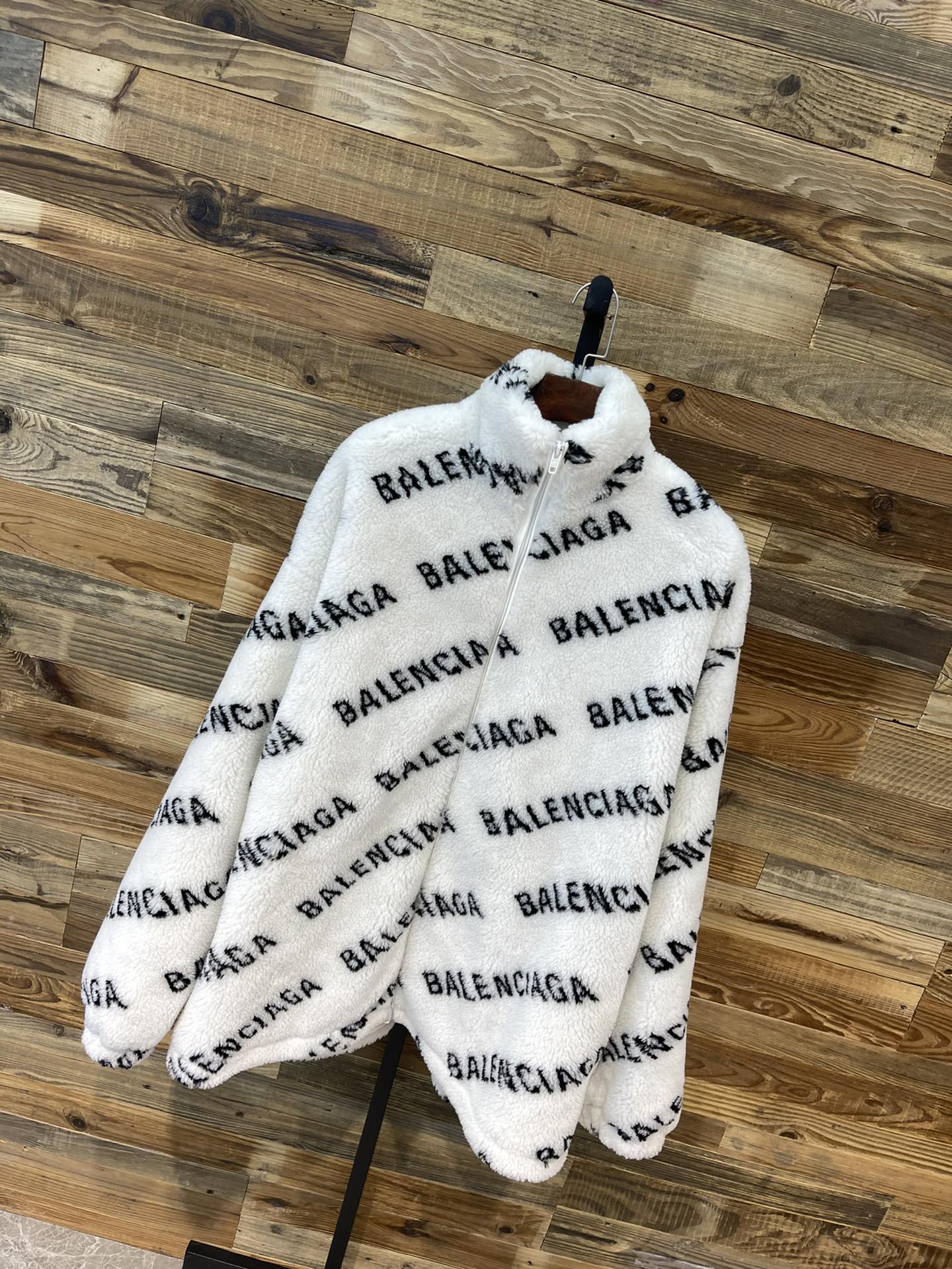 Ba*len*cia*ga fleece