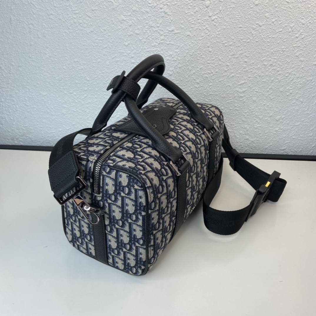 D*or oblique bag-26 x 16 x 14.5 cm