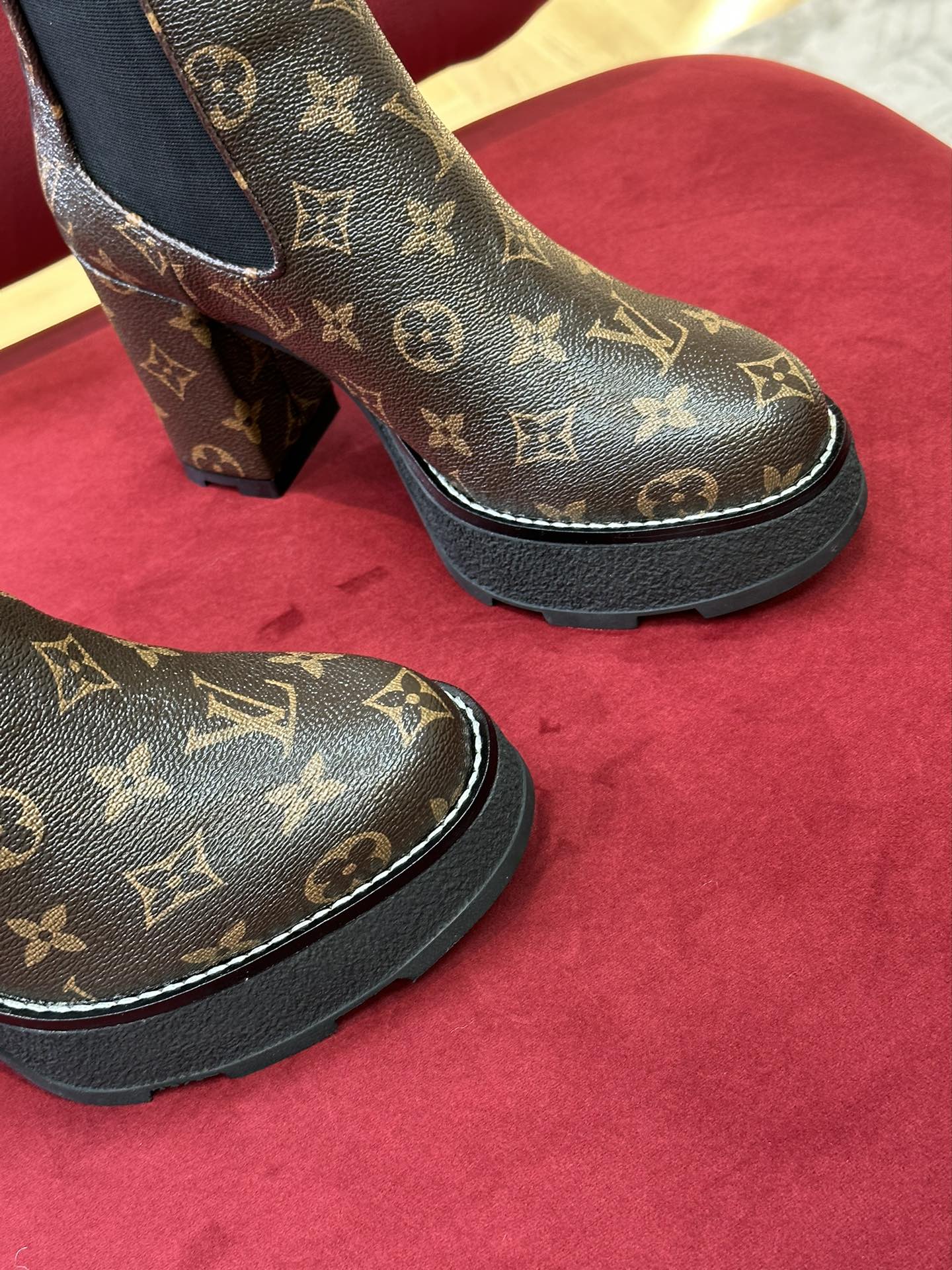 l0*is V*t0n boots