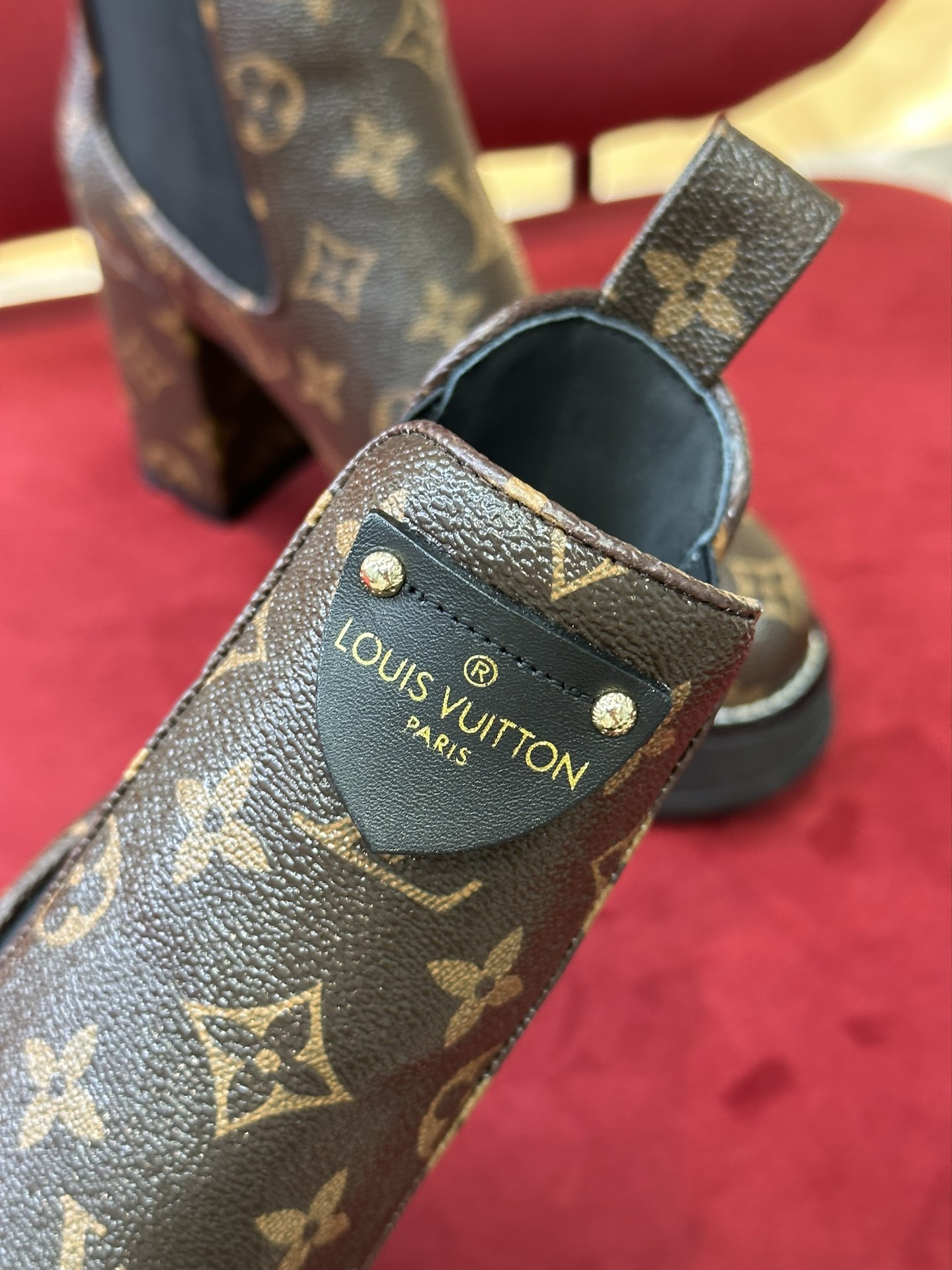 l0*is V*t0n boots