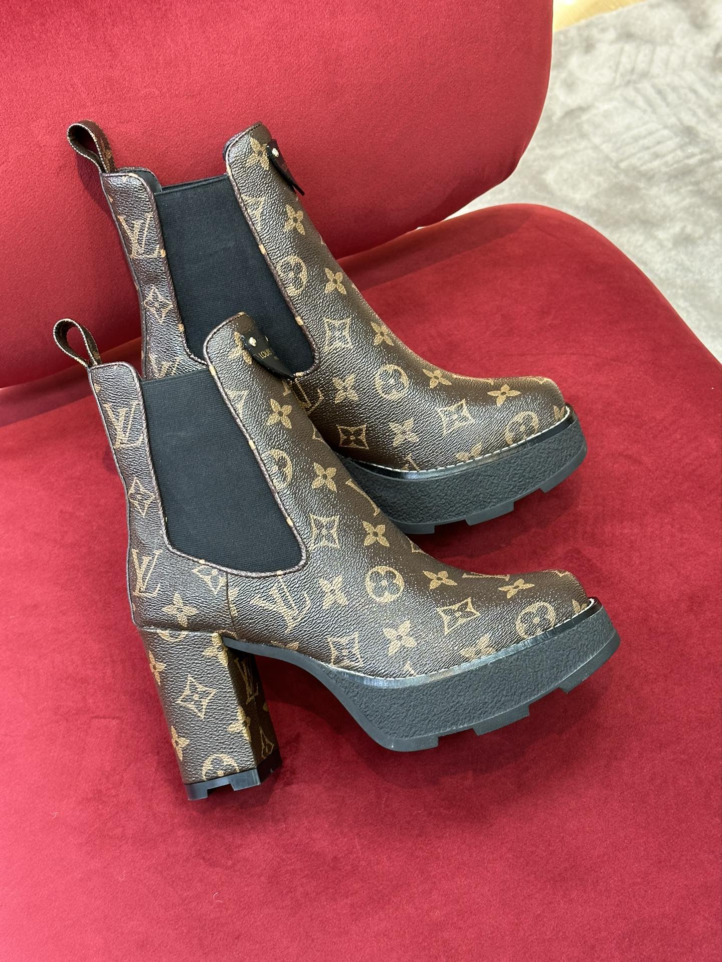 l0*is V*t0n boots