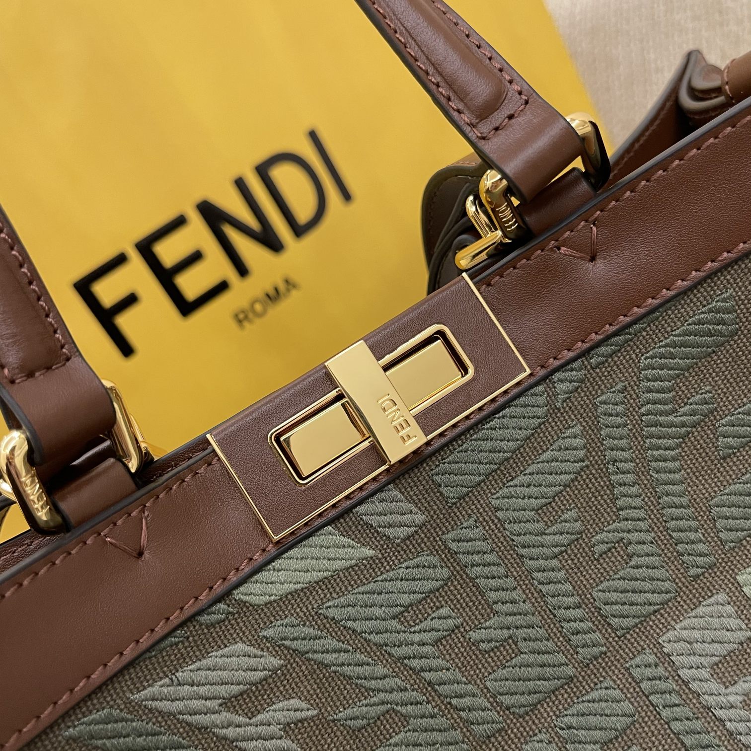 F**di peekabootote-41*29*16cm