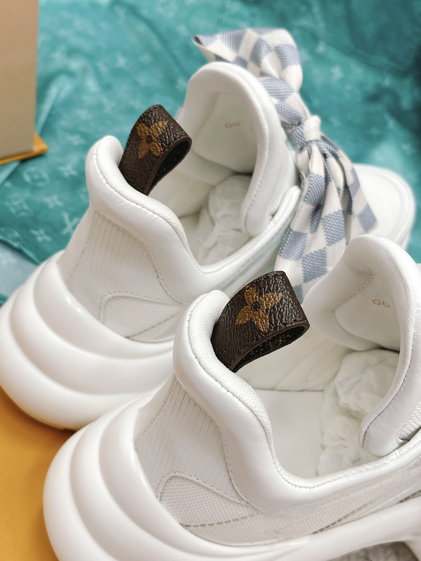 l0*is V*t0n archlight sneaker