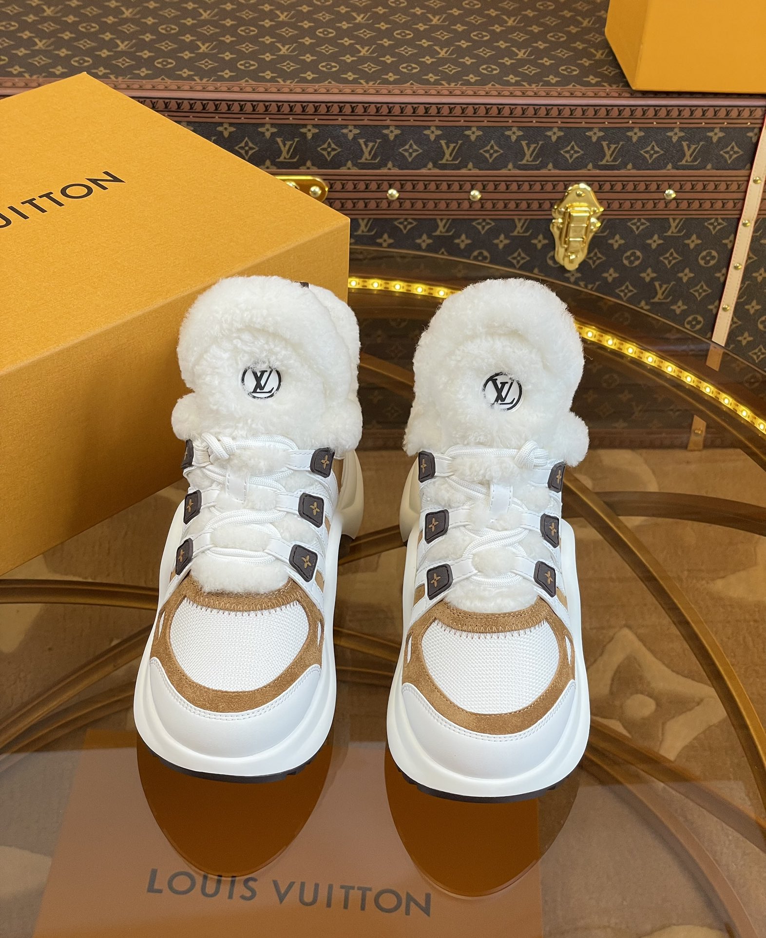 l0*is V*t0n archlight sneaker