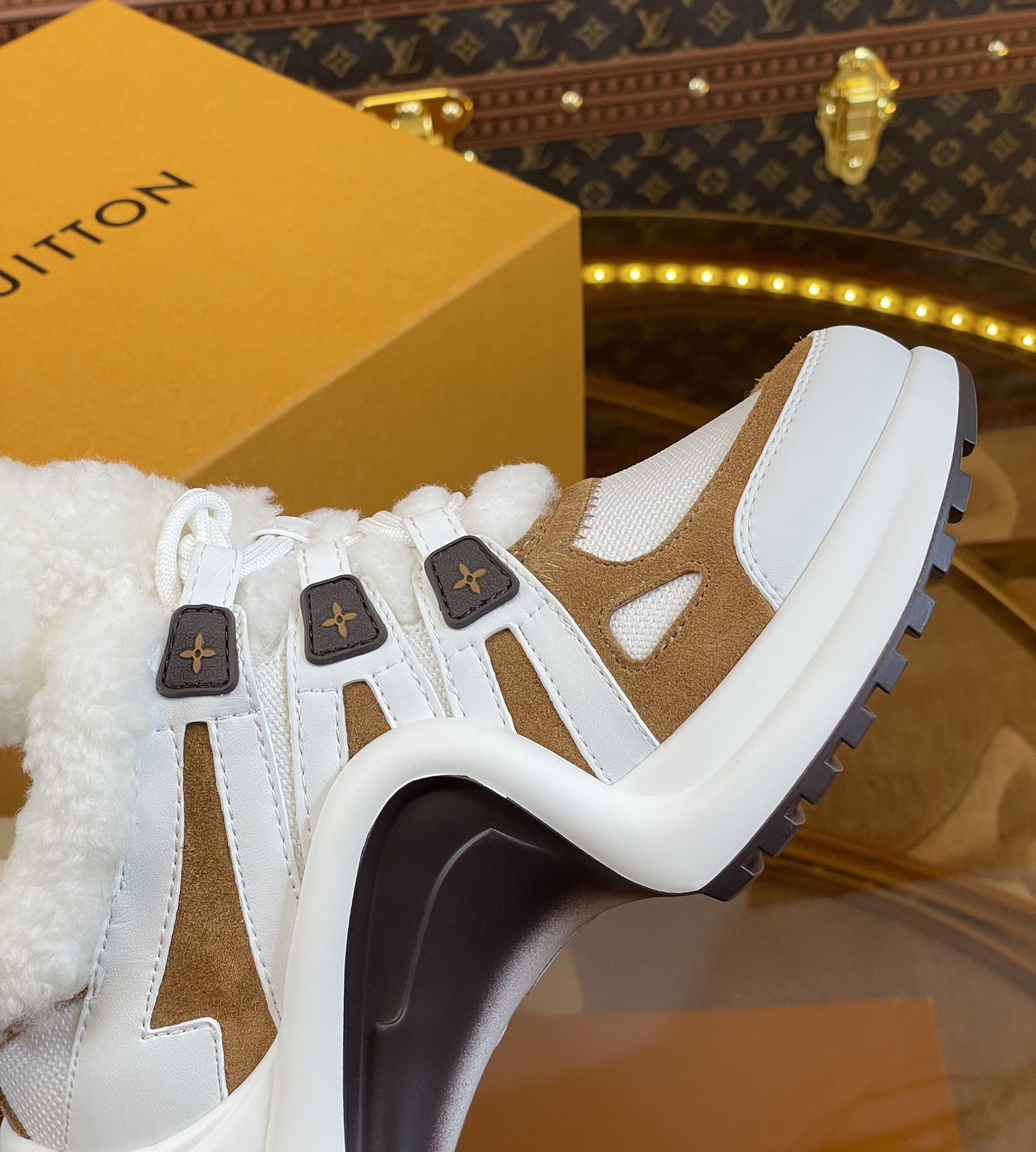 l0*is V*t0n archlight sneaker