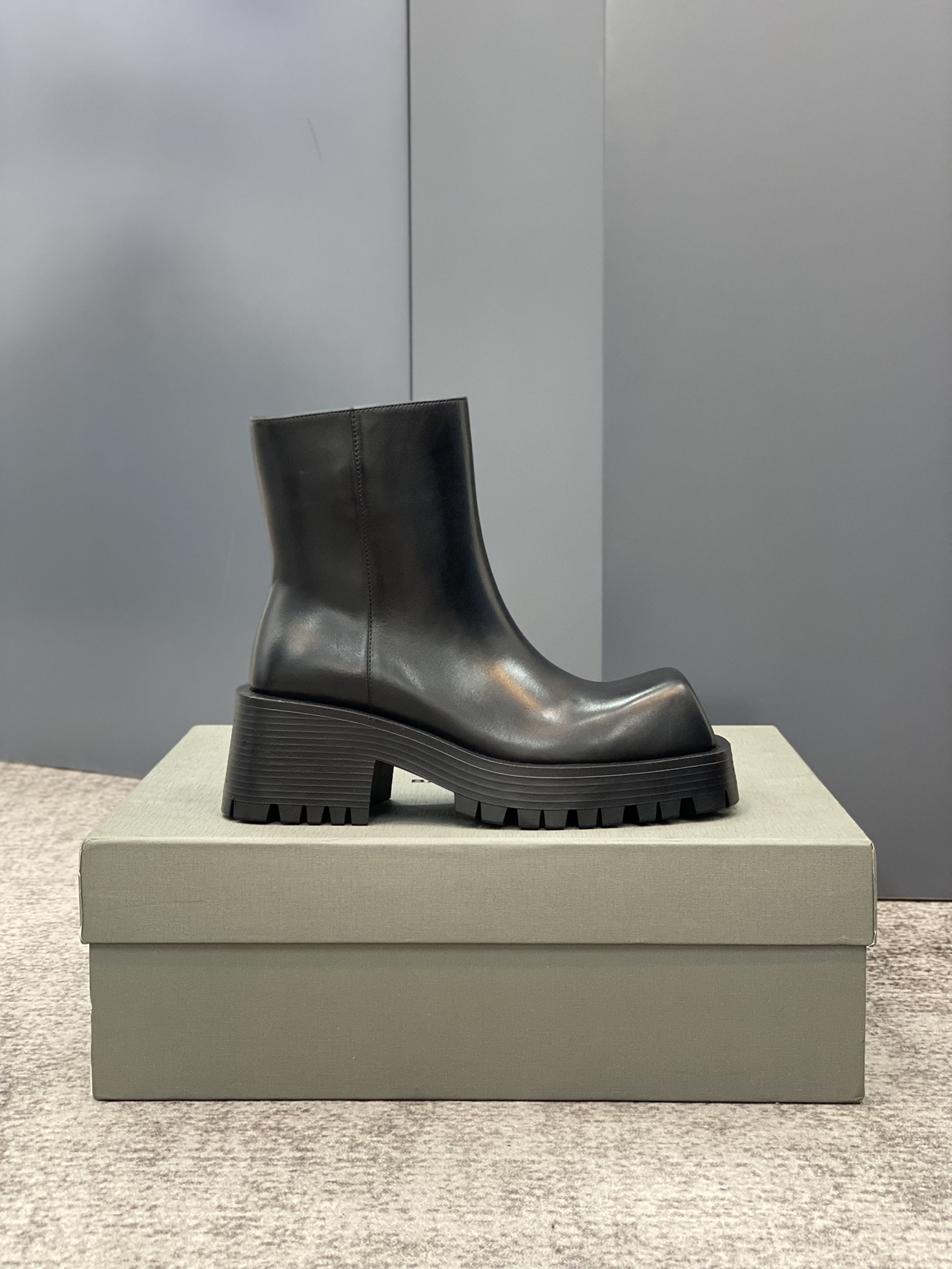 Ba*len*cia*ga boots