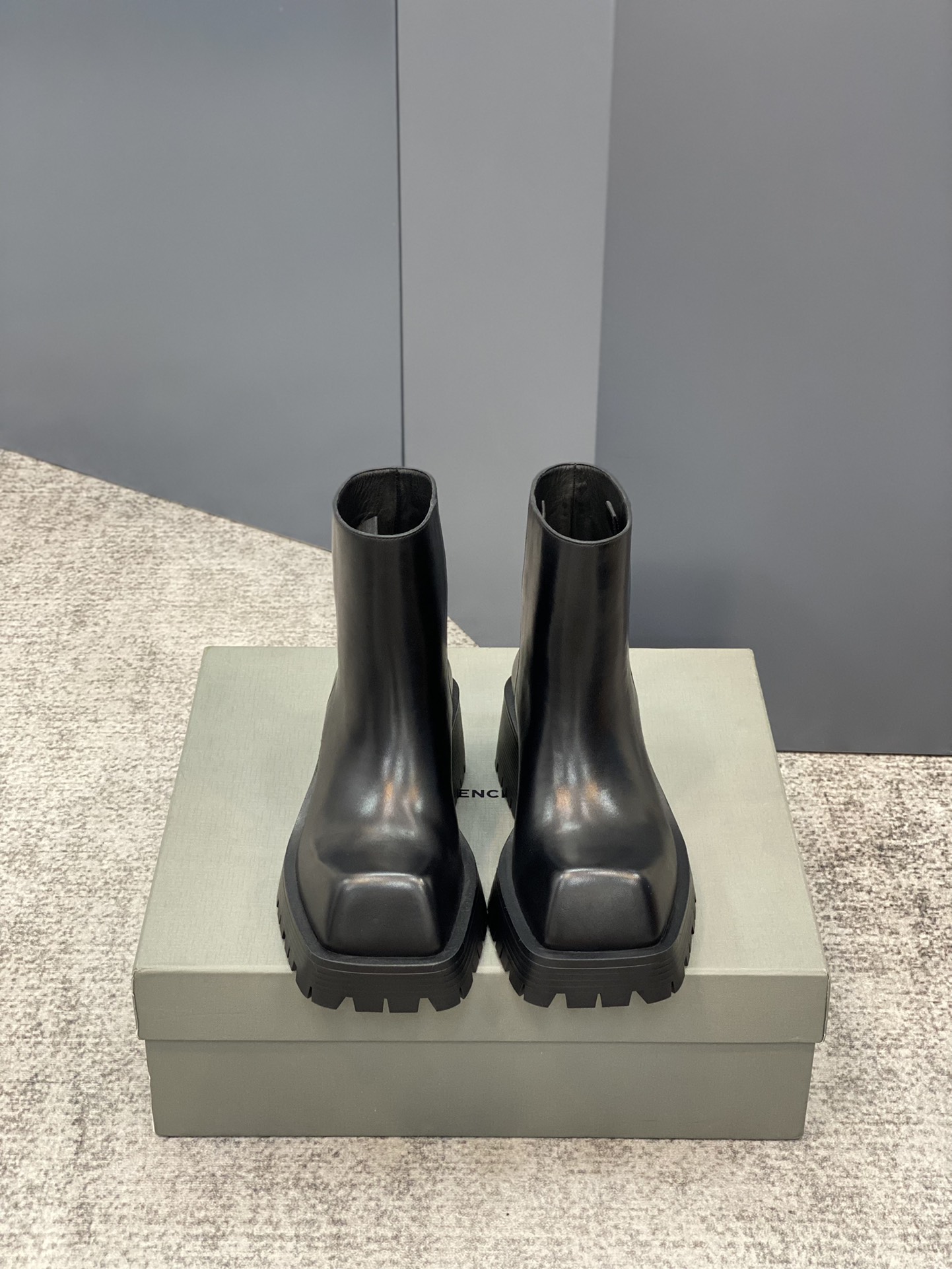 Ba*len*cia*ga boots