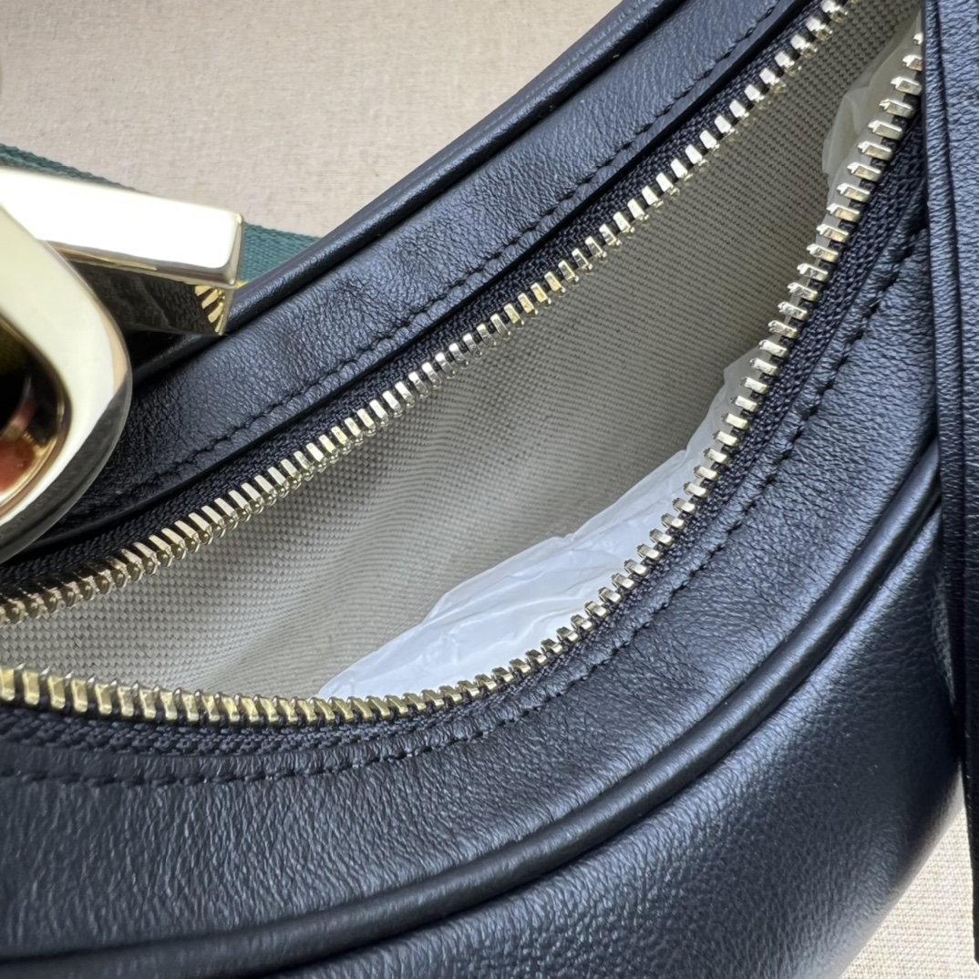 G*u*i attache small shoulder bag-23*22*5cm