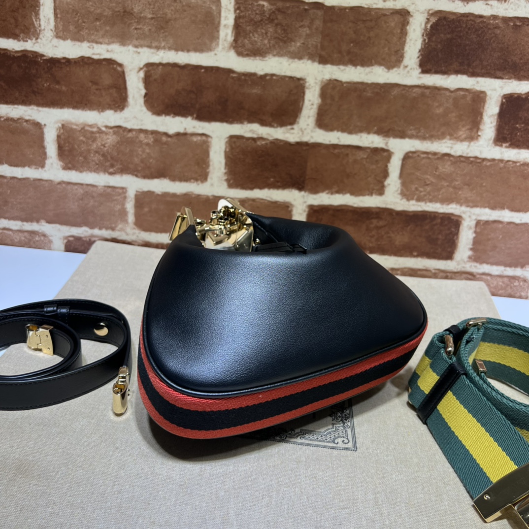 G*u*i attache small shoulder bag-23*22*5cm