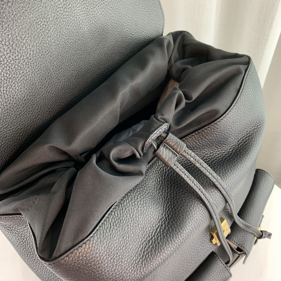 G*u*i backpack-31*37*14.5cm