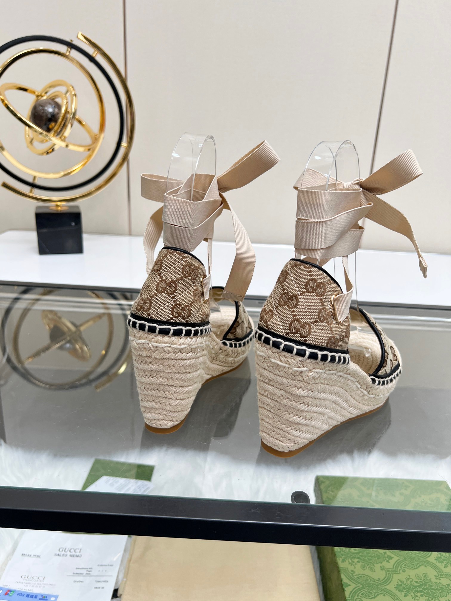 G*u*i sandals