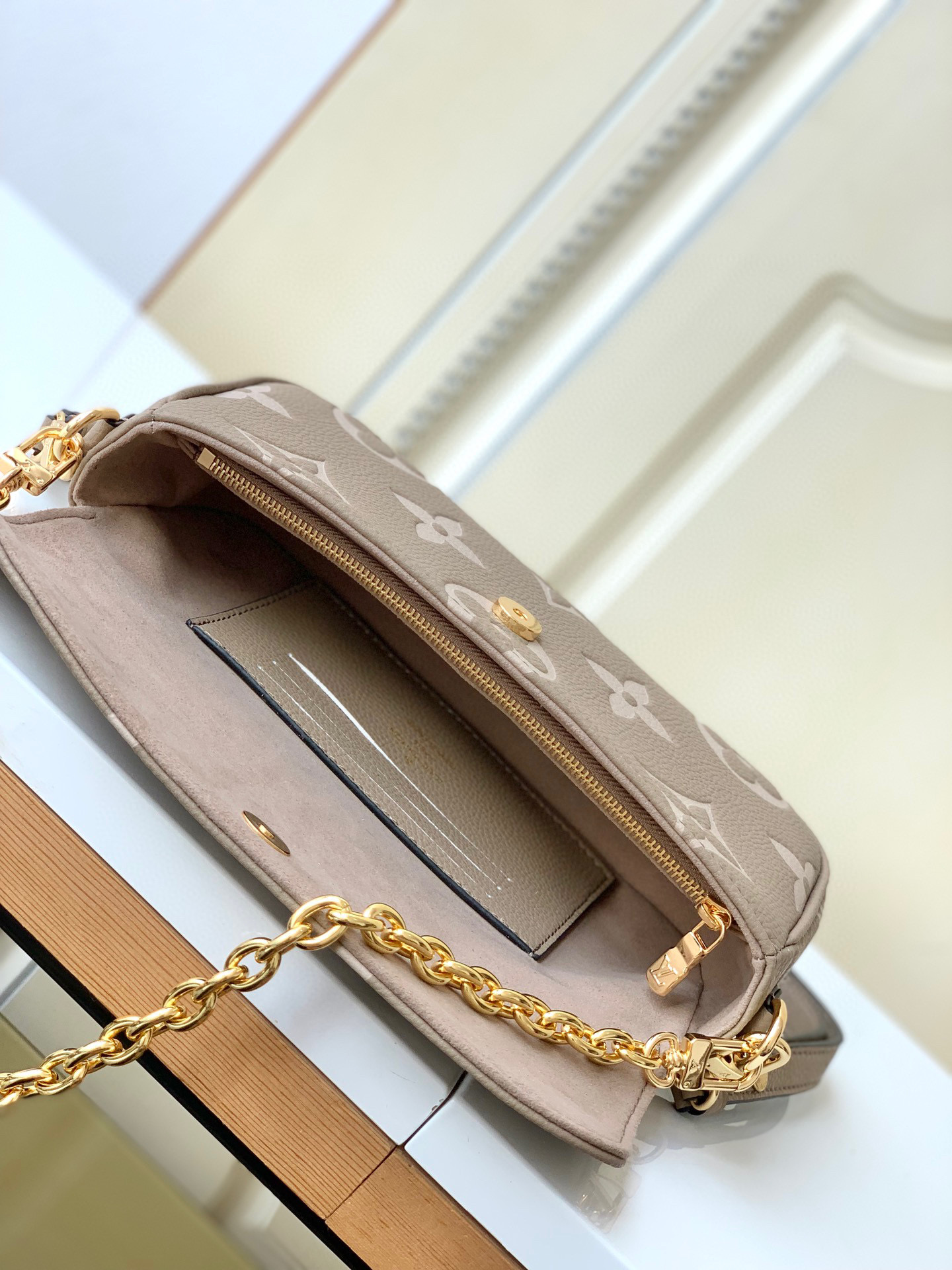 l0*is V*t0n wallet on chain ivy-23.5 x 12.0 x 4.3 cm