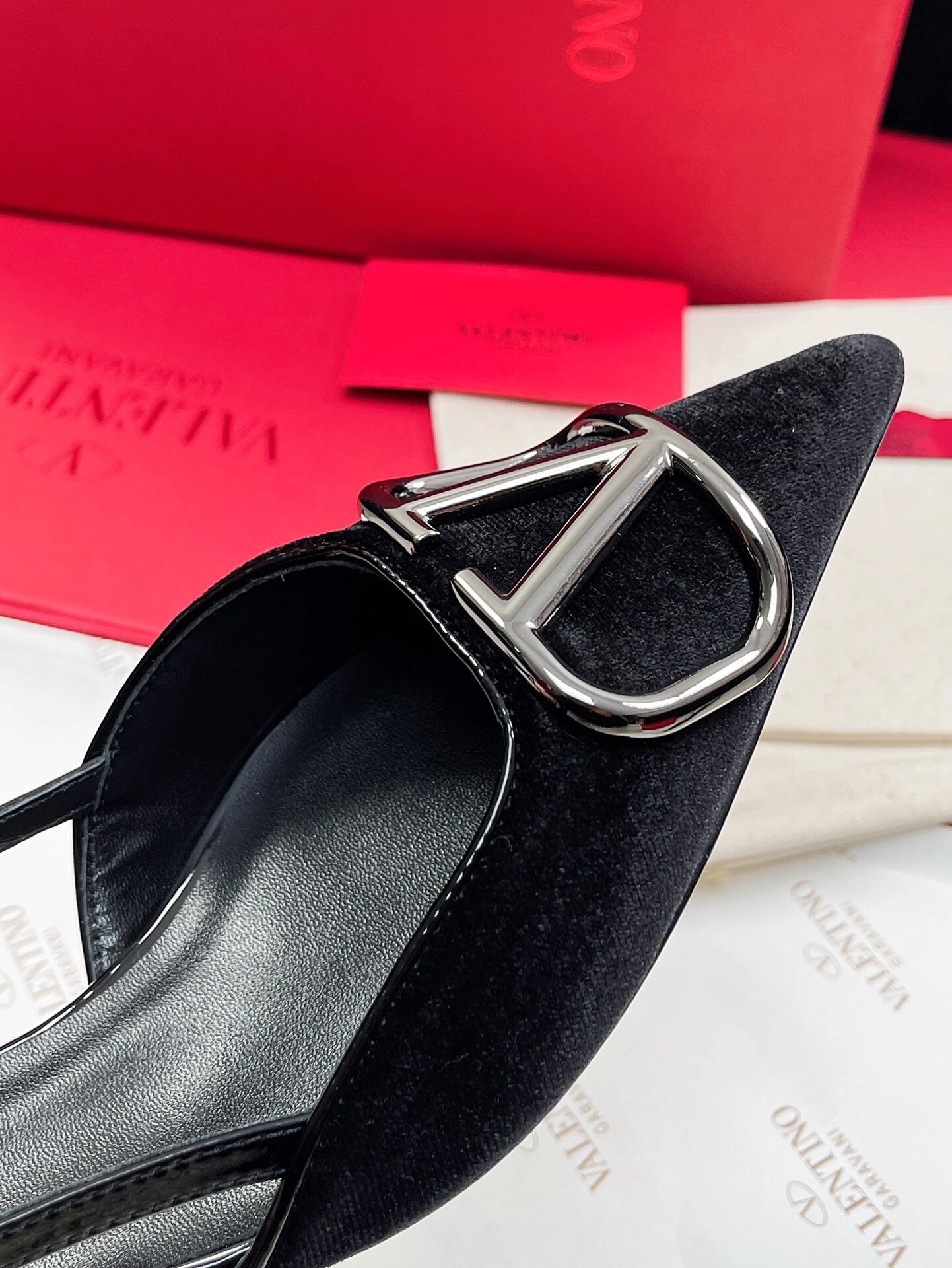 Va1e*ntin0 heels
