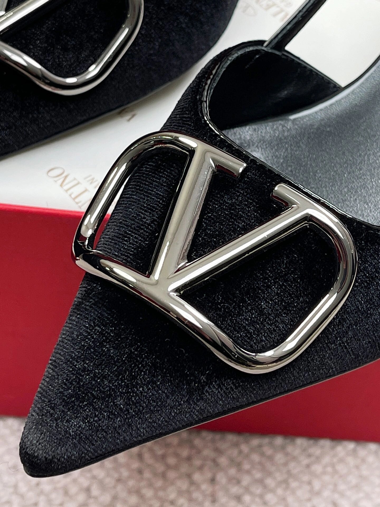 Va1e*ntin0 heels