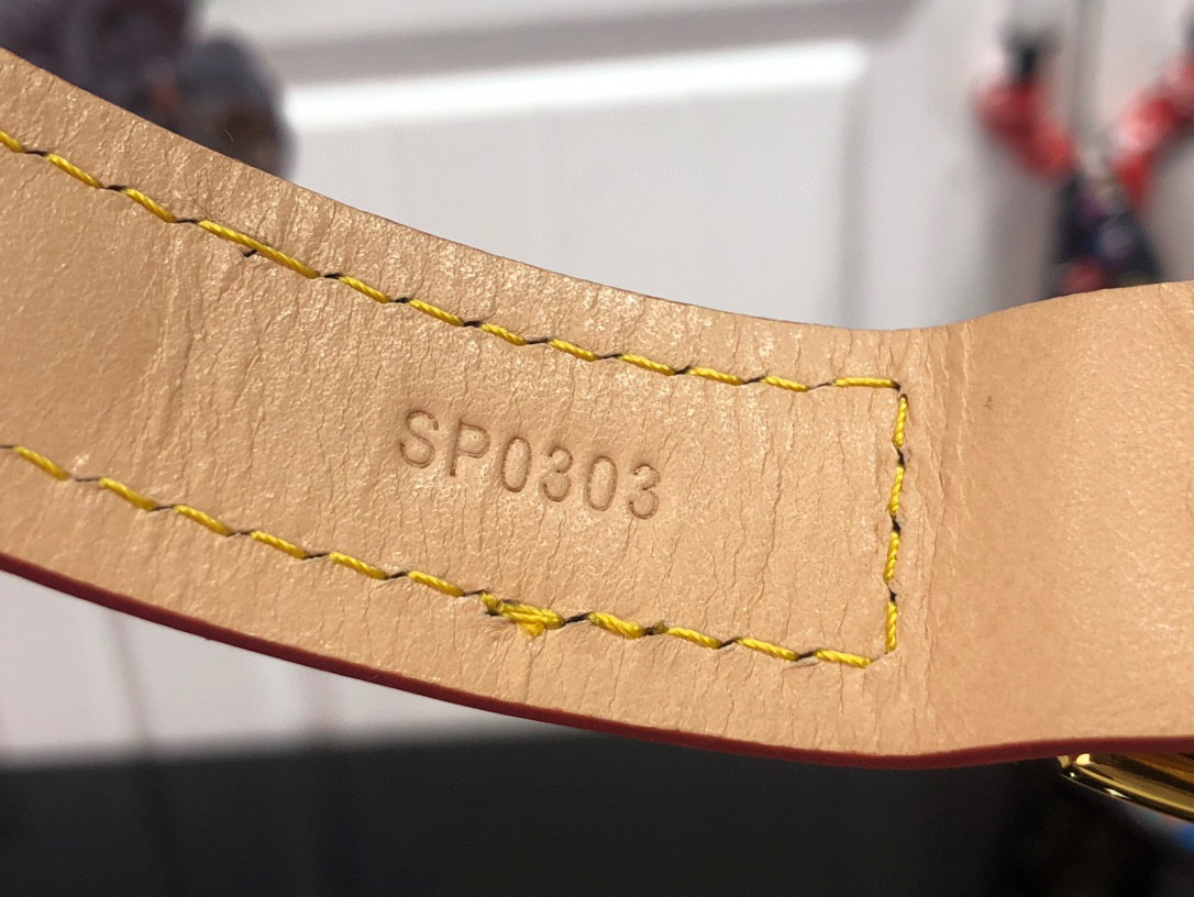 l0*is V*t0n straps