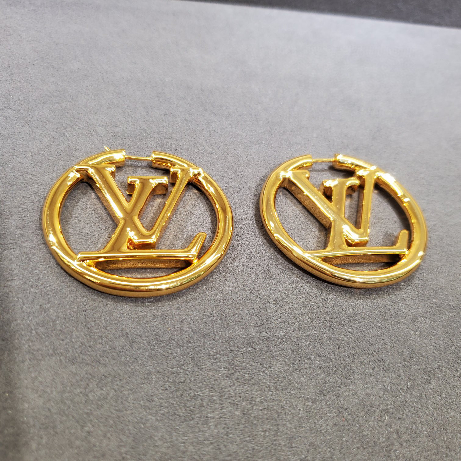 l0*is V*t0n earring