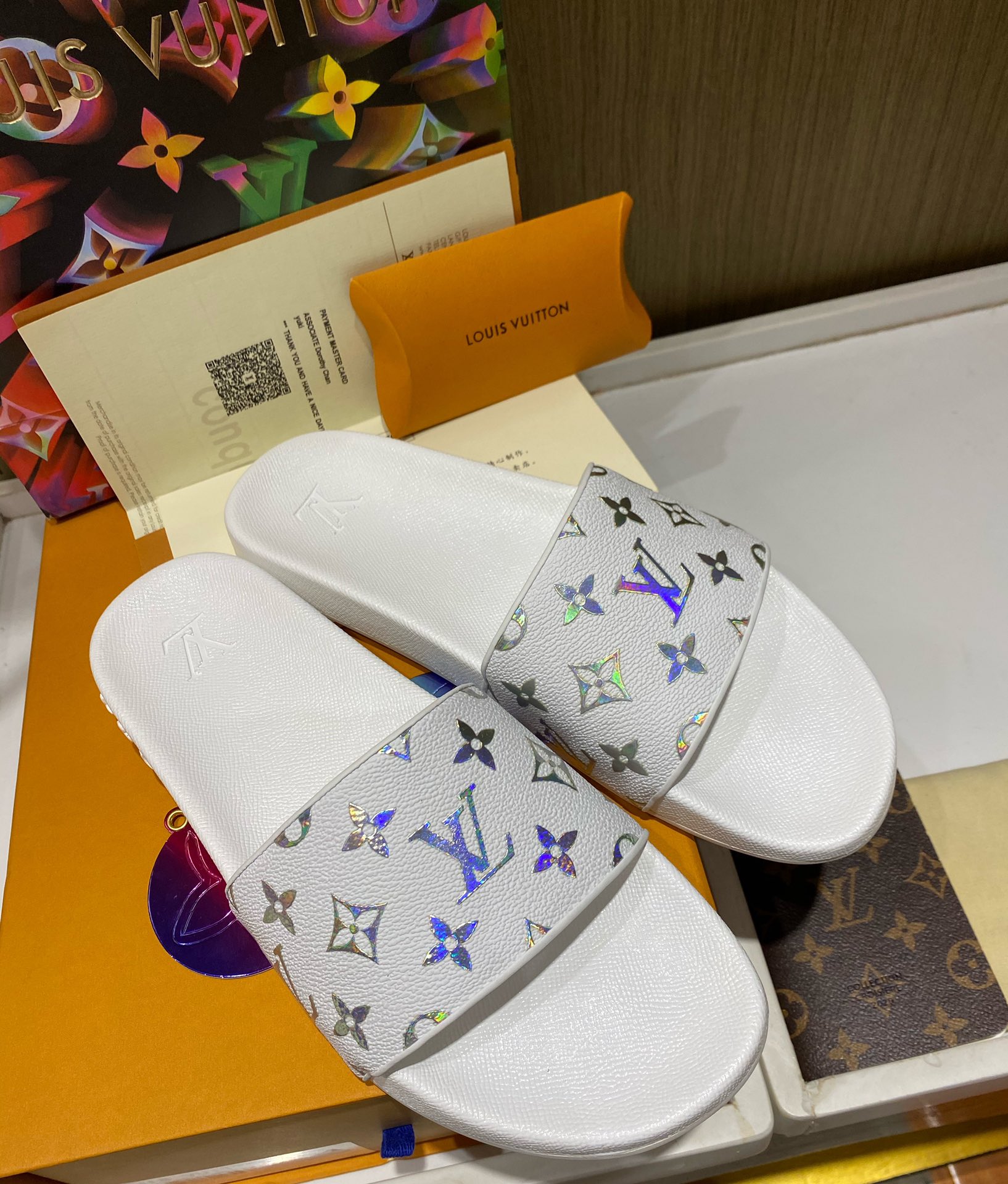 l0*is V*t0n slippers