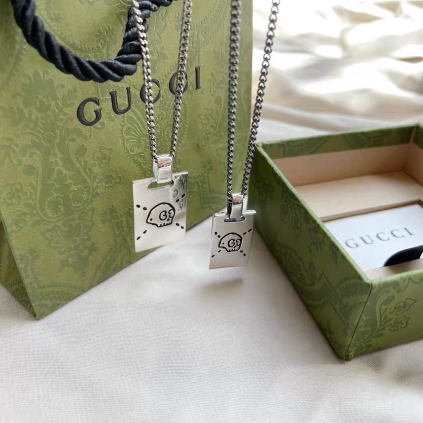 G*u*i choker