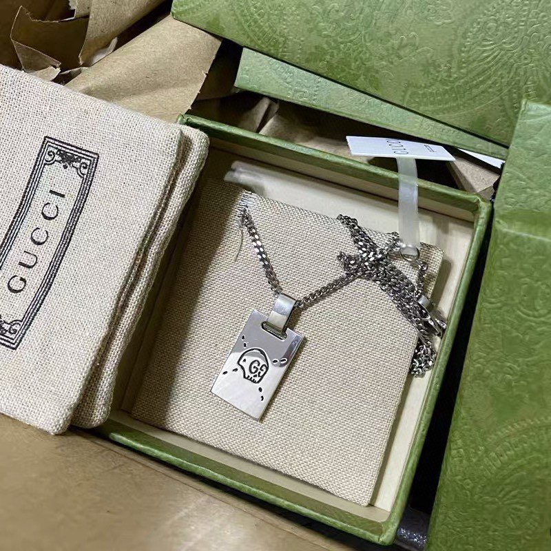 G*u*i choker