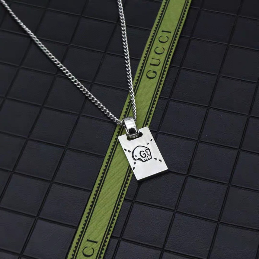 G*u*i choker