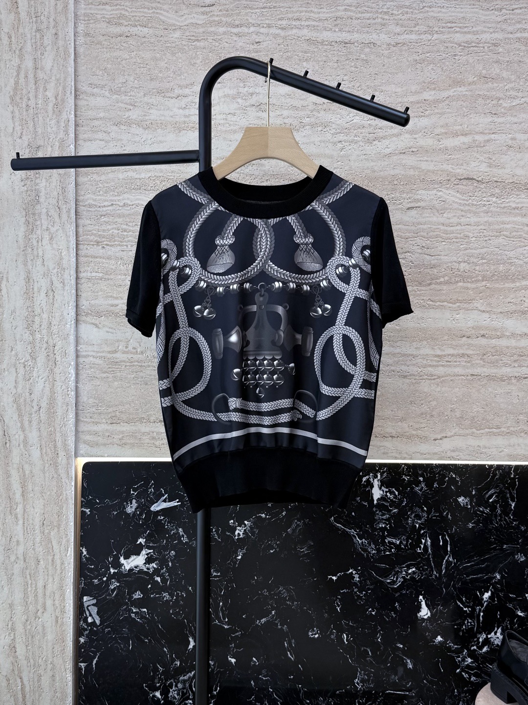 H**me5 knit top