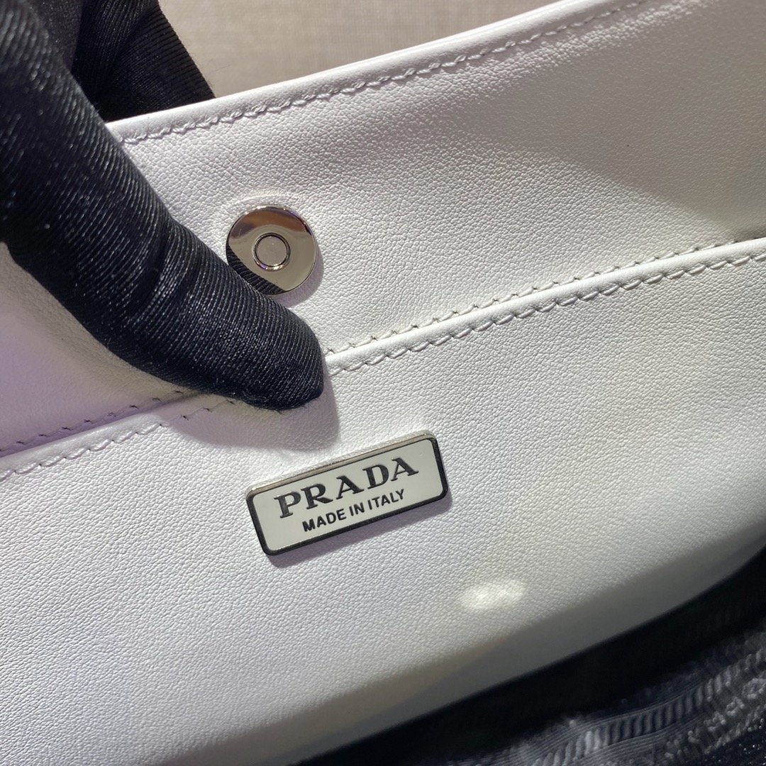 Pra*a vintage handbags1bc148-26*16*4cm